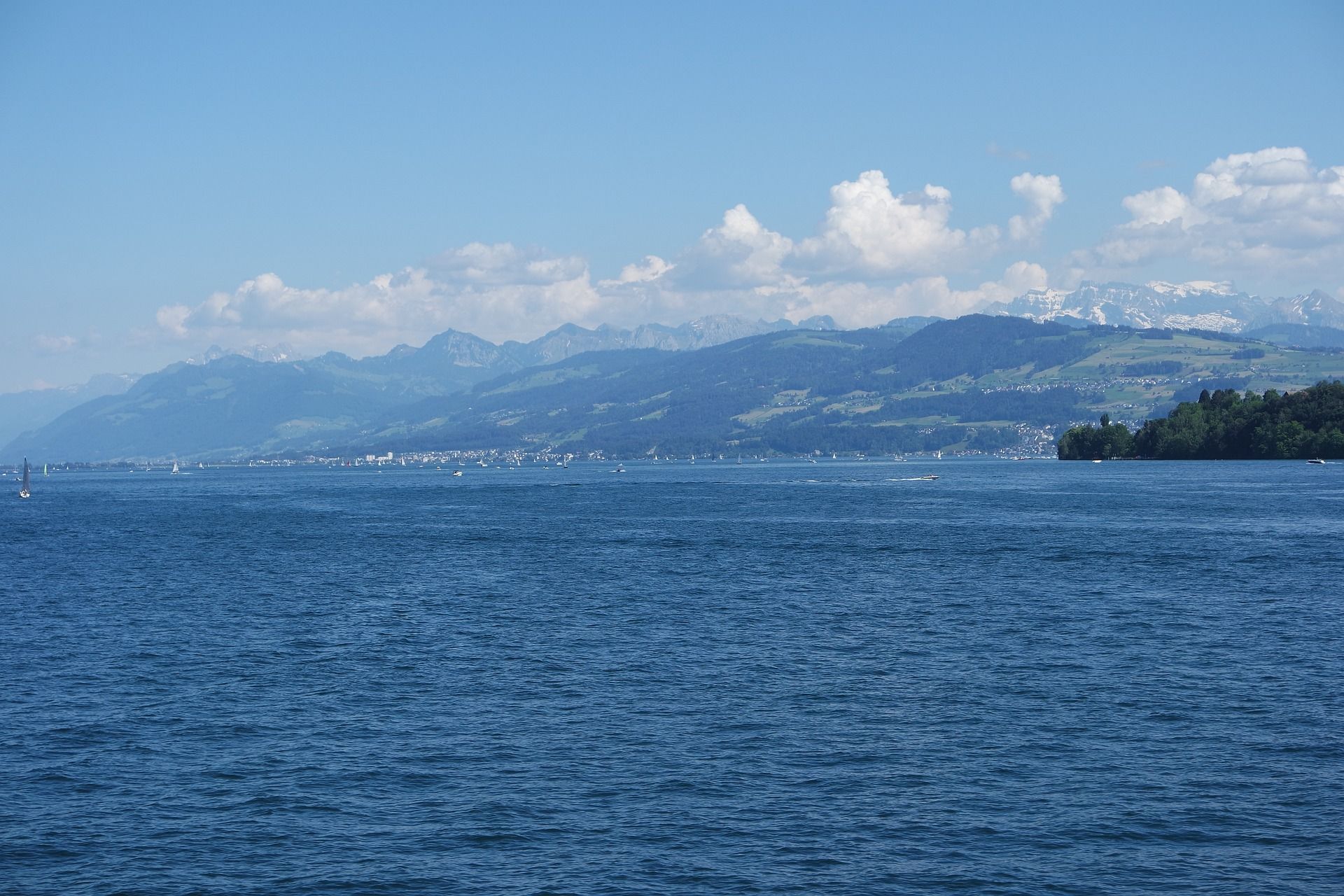 Liqeni i Cyrihut me pamje mali dhe qiell të mbuluar me re gjatë verës.