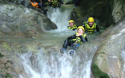 Canyoning Wallis med gruppmedlemmar i vattenfallet