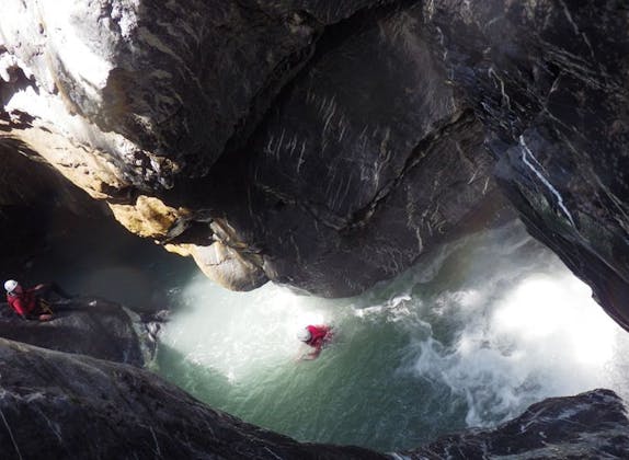 Canyoning in Wallis, Sion, deelnemers in het water