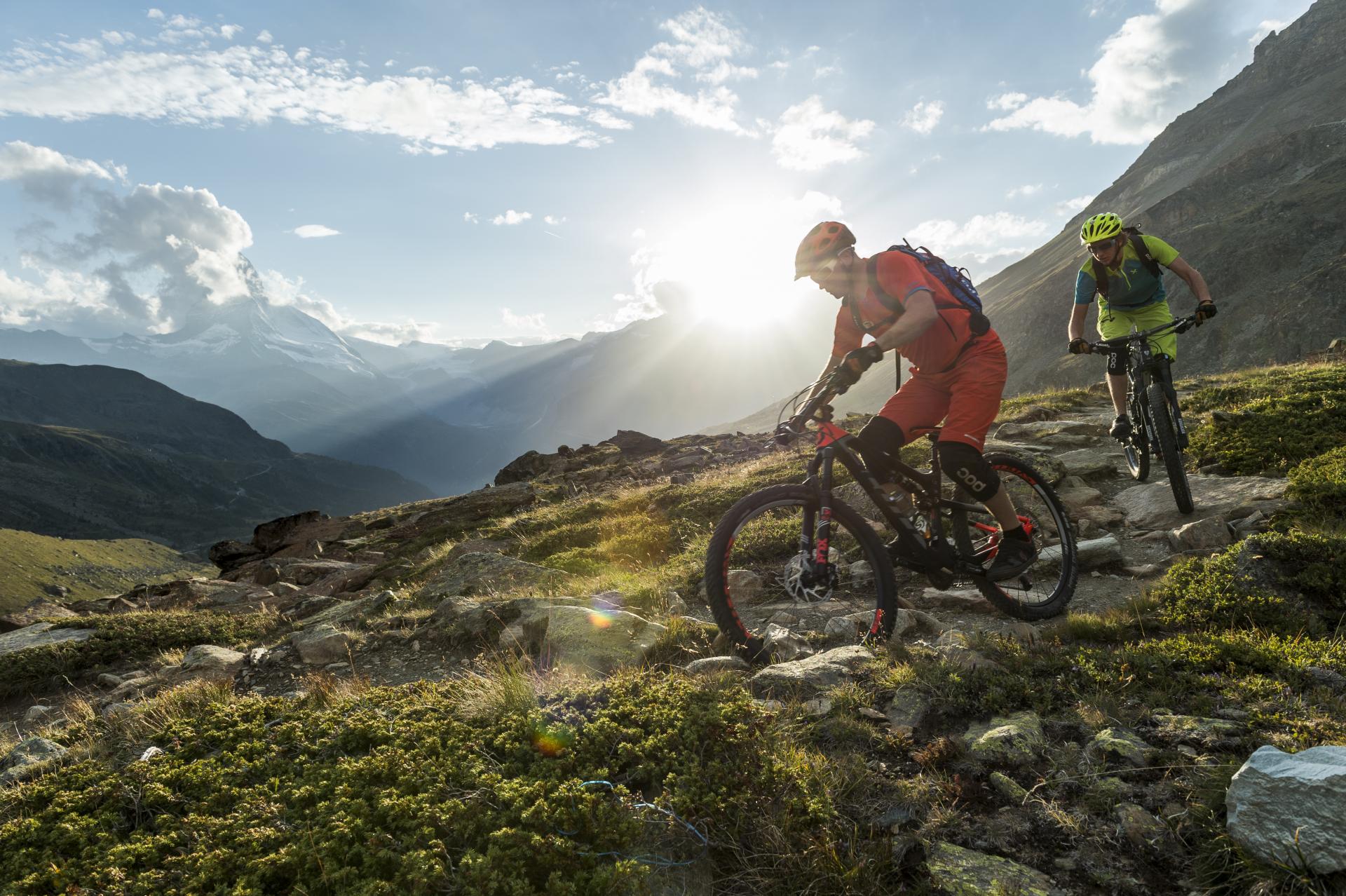 기술 MTB: 산악 자전거 타는 사람들이 최상의 날씨 속에서 산을 탐험하고 자연을 즐깁니다.