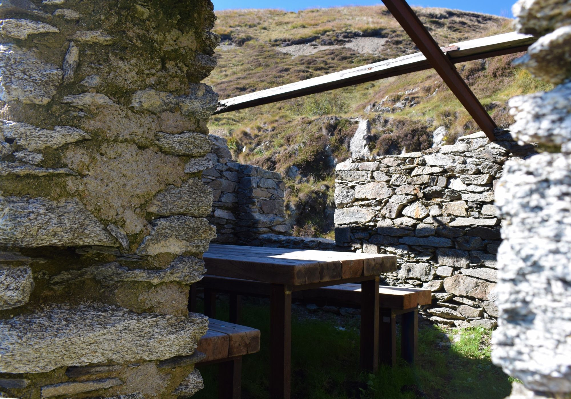 Monte Lema: Meja picnic santai di tengah alam semula jadi, sesuai untuk keluar bersama rakan dan keluarga.