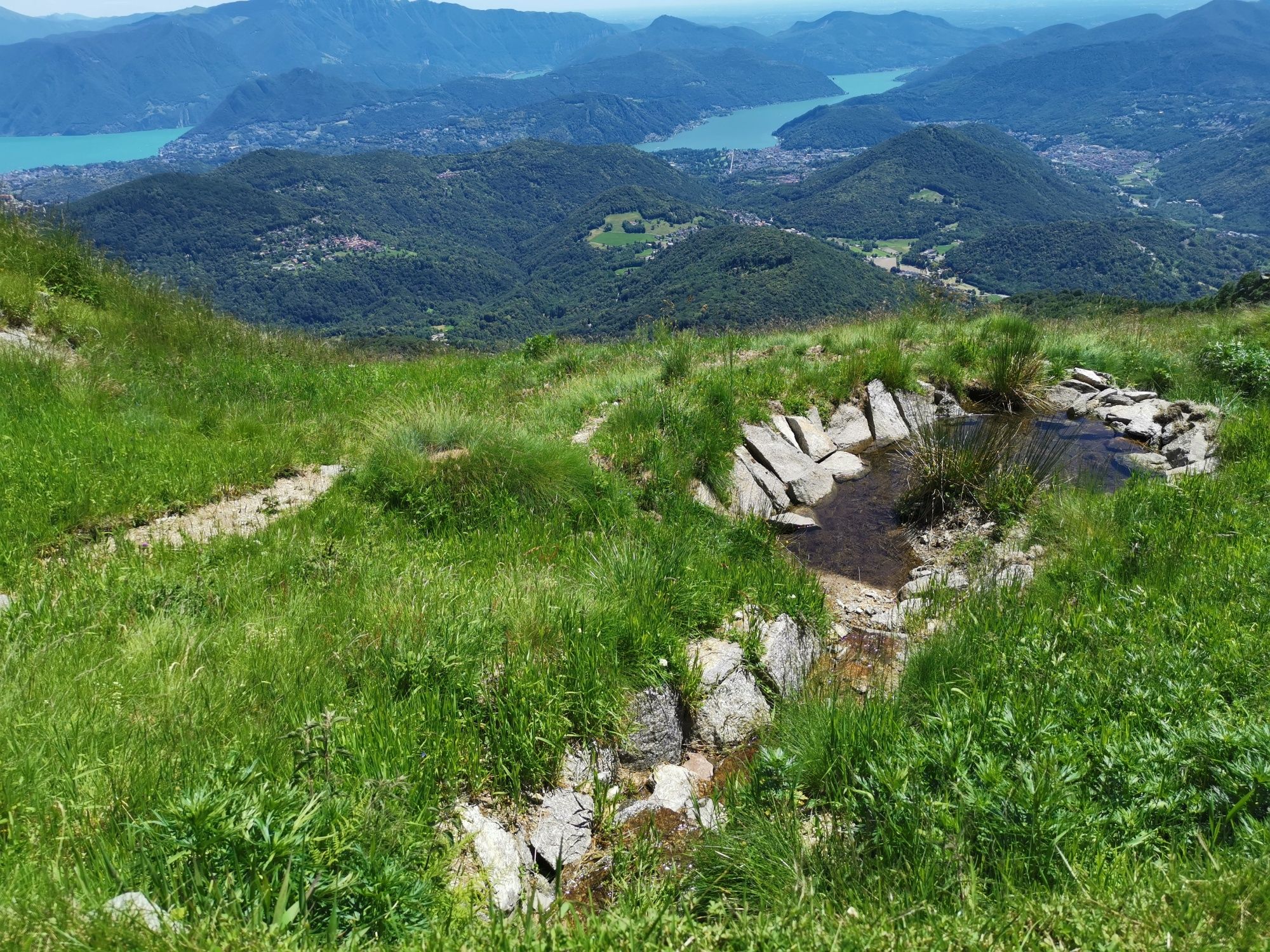 Seilbahn Monte Lema: atemberaubende Landschaft mit grünen Bergen und klarem See