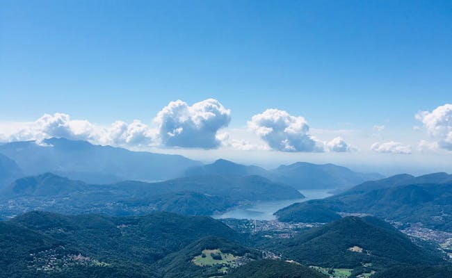 Panorama Monte Lema: zachwycający widok na góry, naturę i jezioro Lugano.