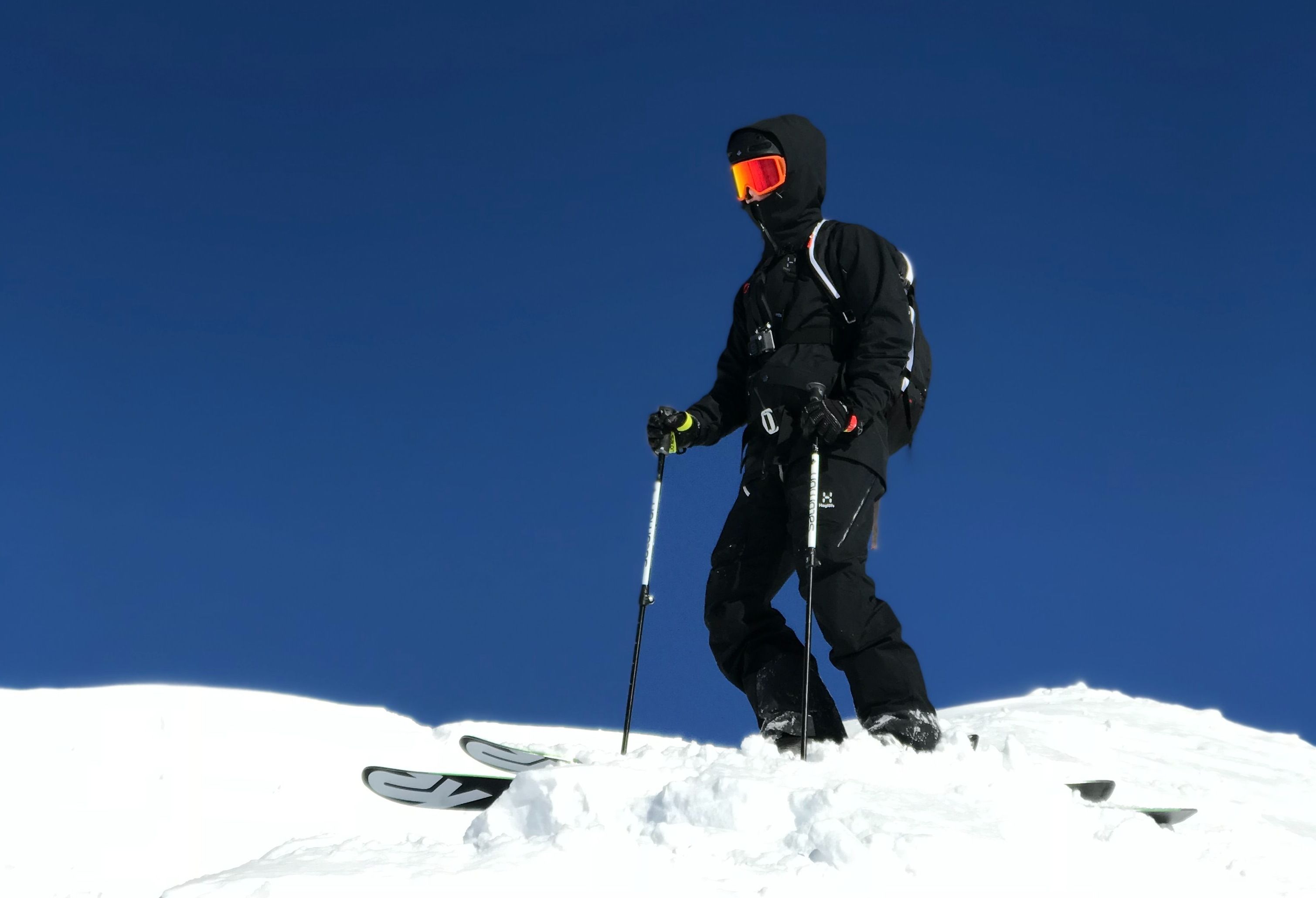 Penggemar ski di gunung tertutup salju di Pegunungan Alpen saat musim dingin