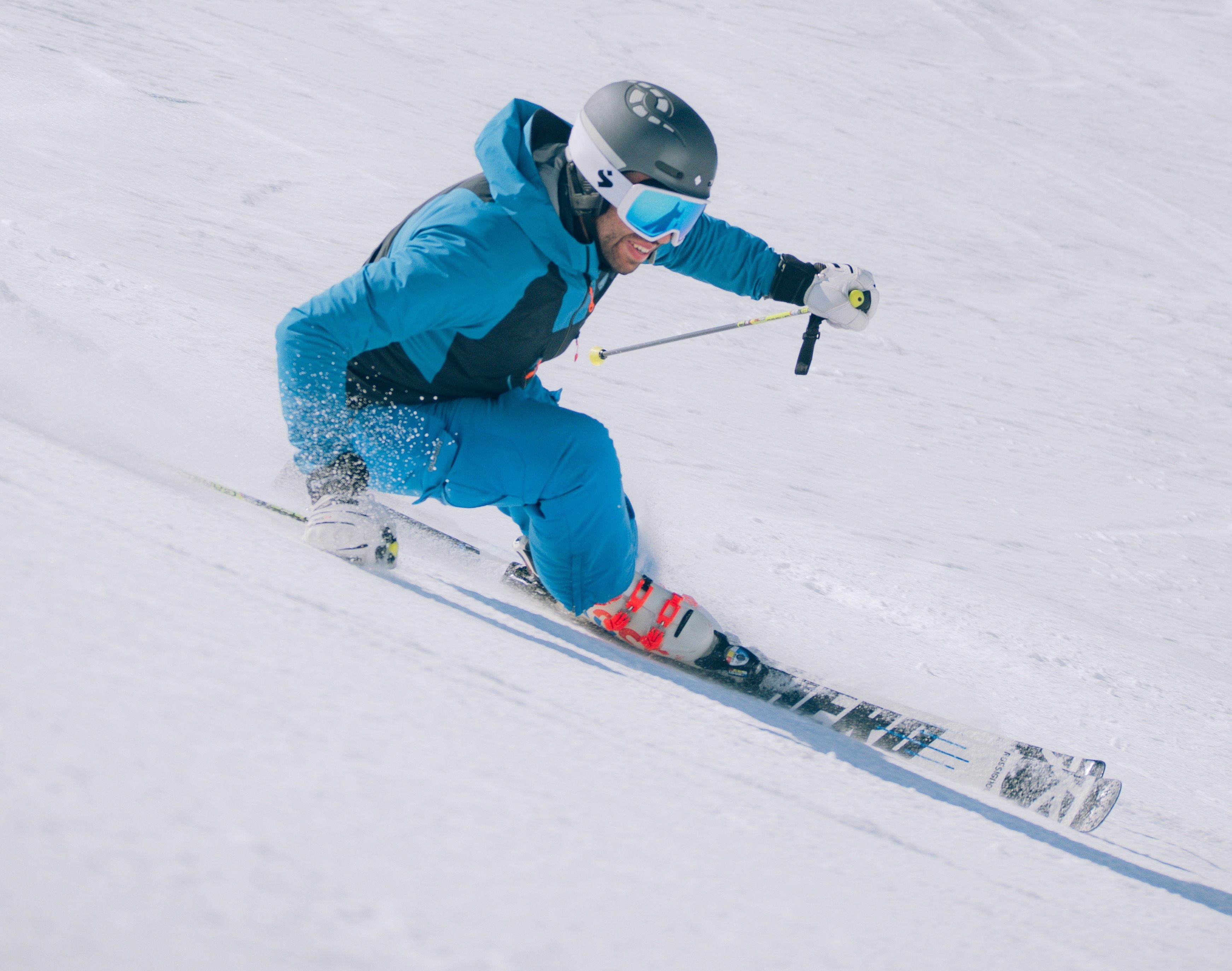 Pesepeda ski di jalur ski di pegunungan Alpen, sempurna untuk petualangan dan aktivitas berkelompok.