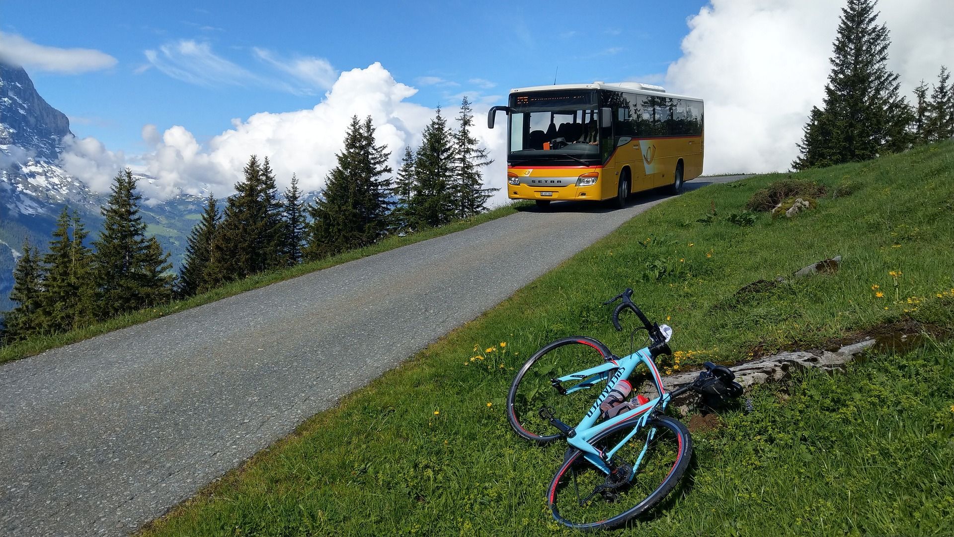 자전거와 함께 산의 그림 같은 도로에서의 포스트버스, 자연 애호가에게 이상적입니다.