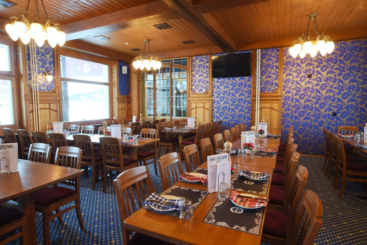 Kleine Scheidegg-restaurant: hyggelig mad i stilfuldt miljø med udsigt til bjergene.