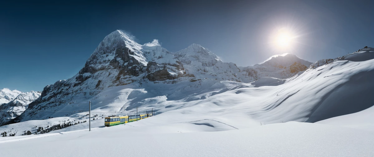 Kleine Scheidegg: Sne og bjerge om vinteren, det ideelle mål for ski og vinterskiløb.