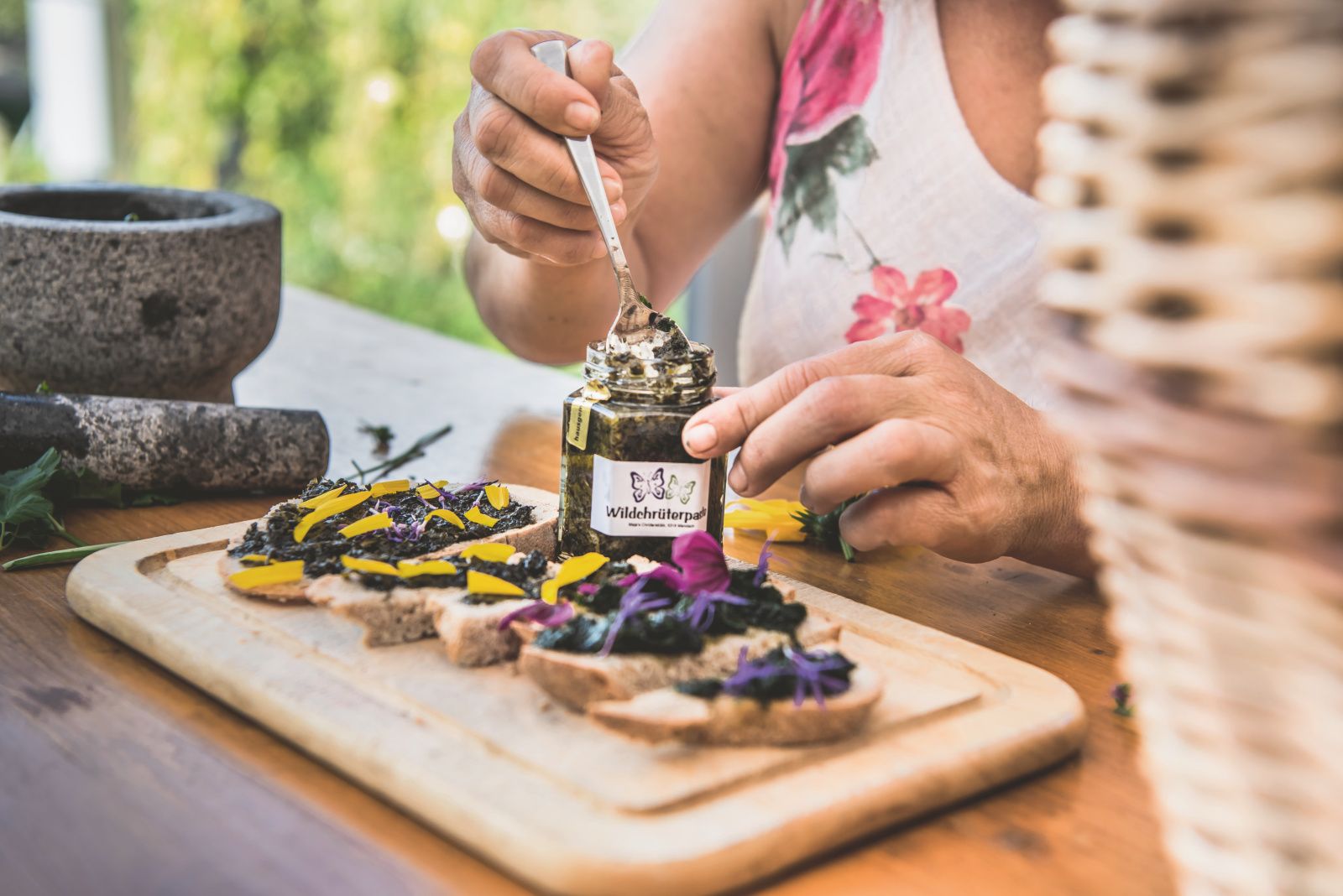 जंगली जड़ी-बूटियों का साहसिक पेस्ट: खाने योग्य फूलों और जड़ी-बूटियों के साथ घर पर बनाये गए ब्रेड, हर पिकनिक के लिए आदर्श।