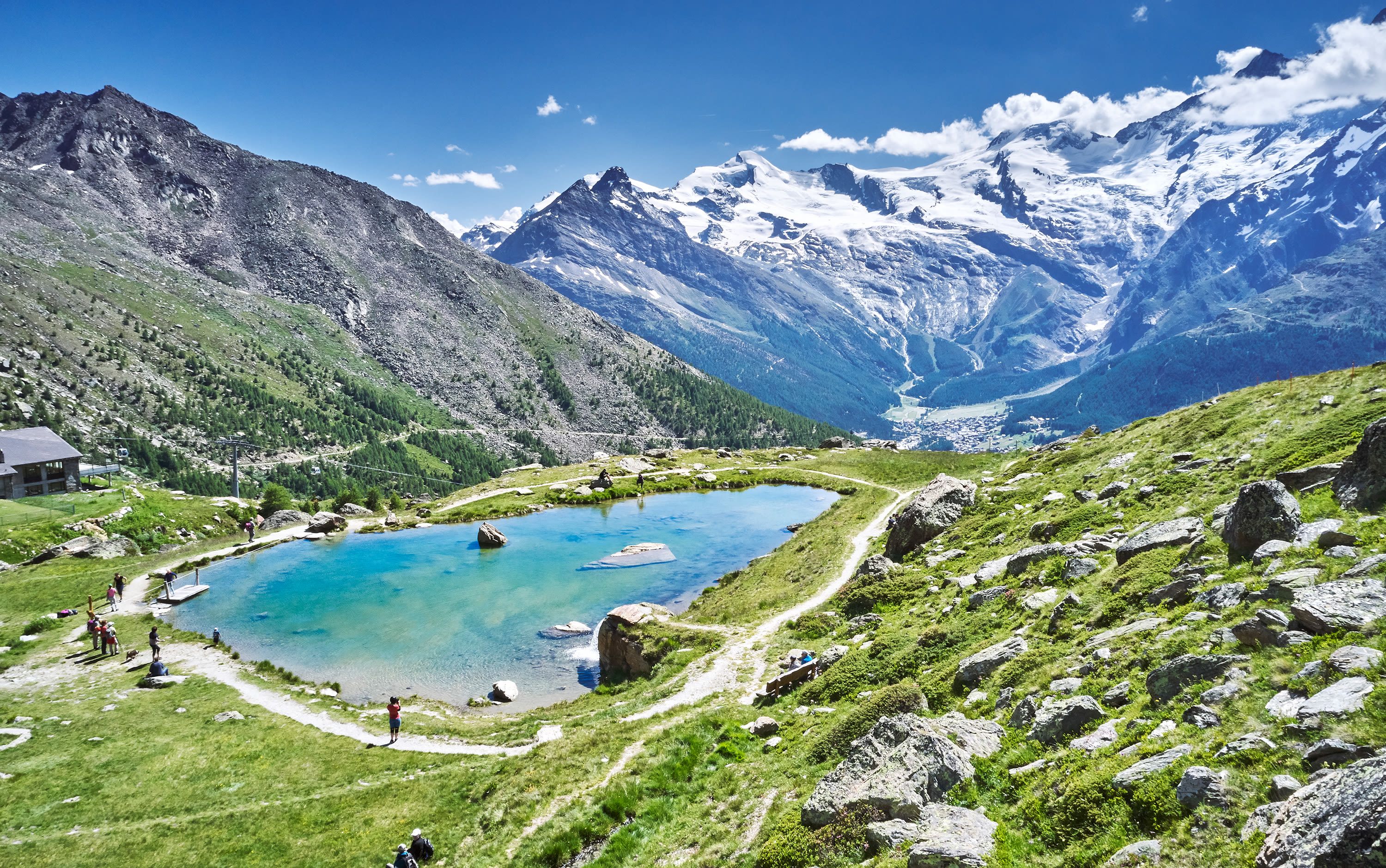 Фамозные озера в Саас-Грунд, прозрачное горное озеро с окружающими горными пейзажами