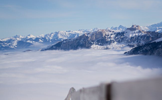 Vista: impresionante paisaje montañoso con mar de nubes y escenario invernal