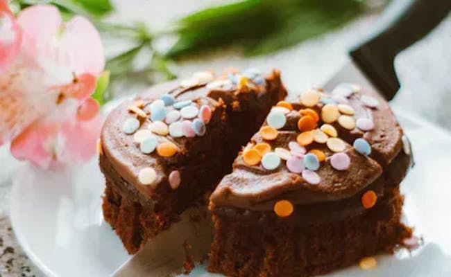 Kuchenbacken mit bunten Streuseln auf einem Teller