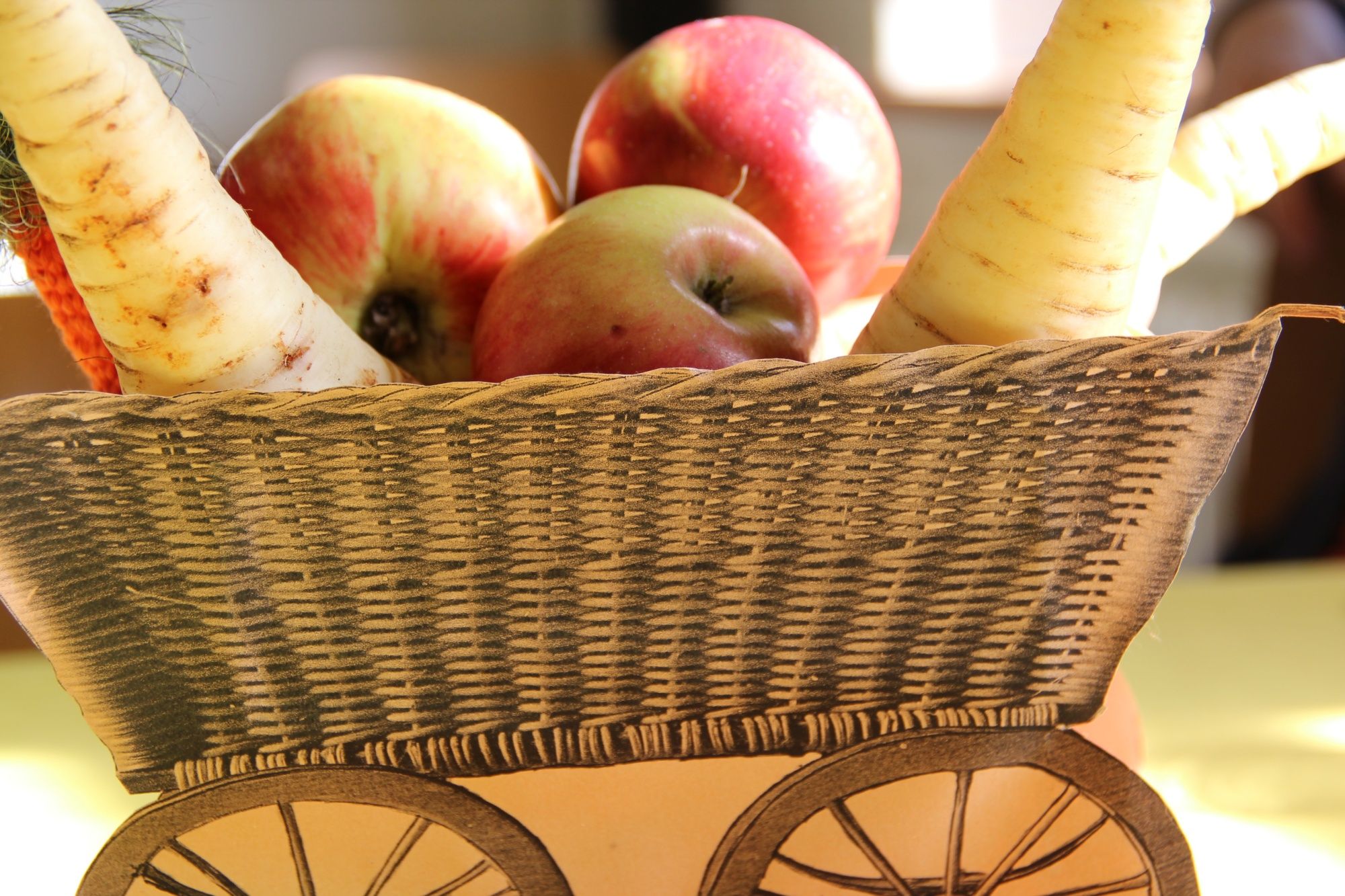 Carottes Kuettiger avec des pommes et des légumes frais du jardin potager en automne.