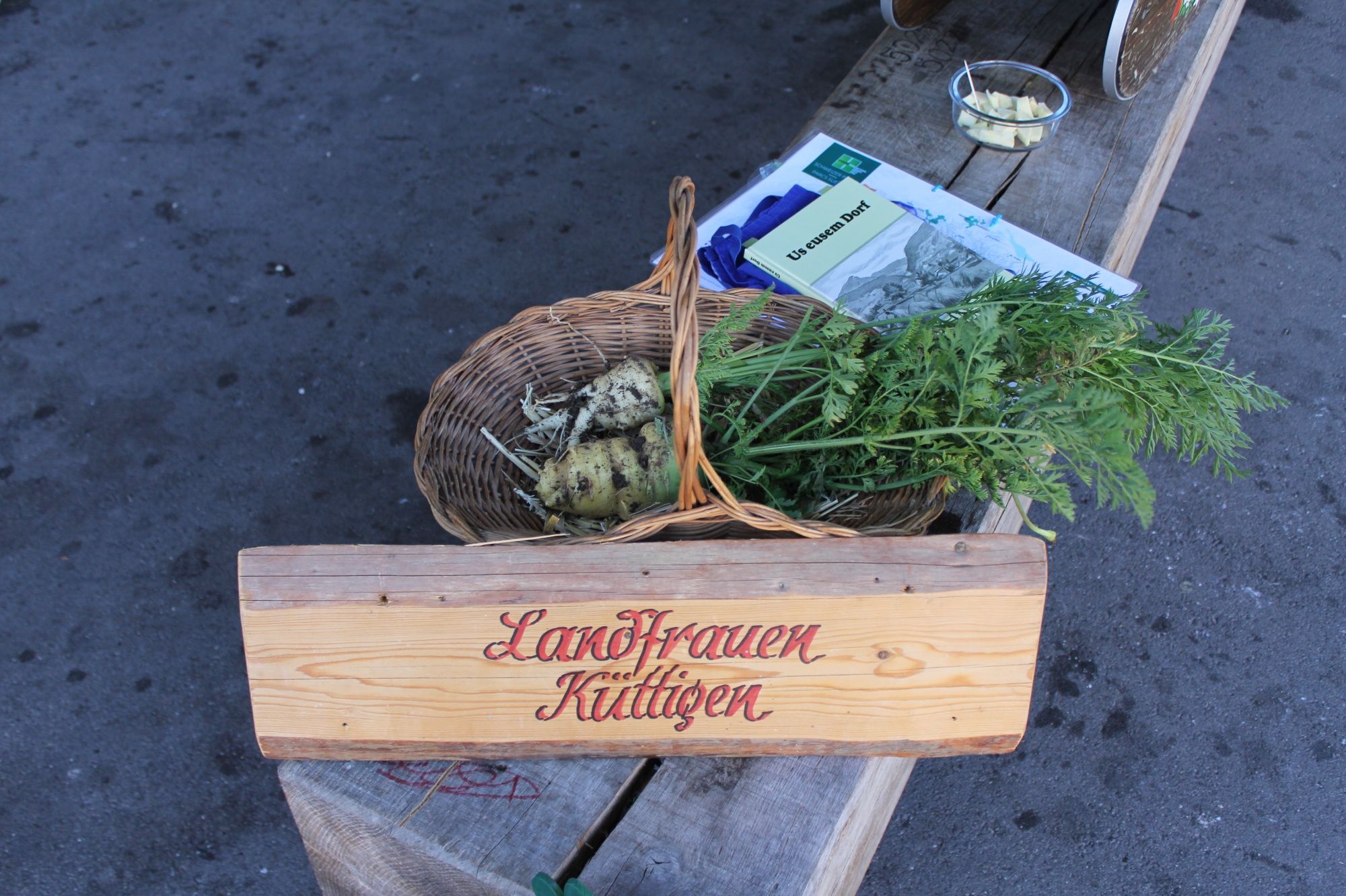 Kuettiger Rueebli : Carottes fraîches dans un panier, idéales pour la cuisine locale et une alimentation saine.