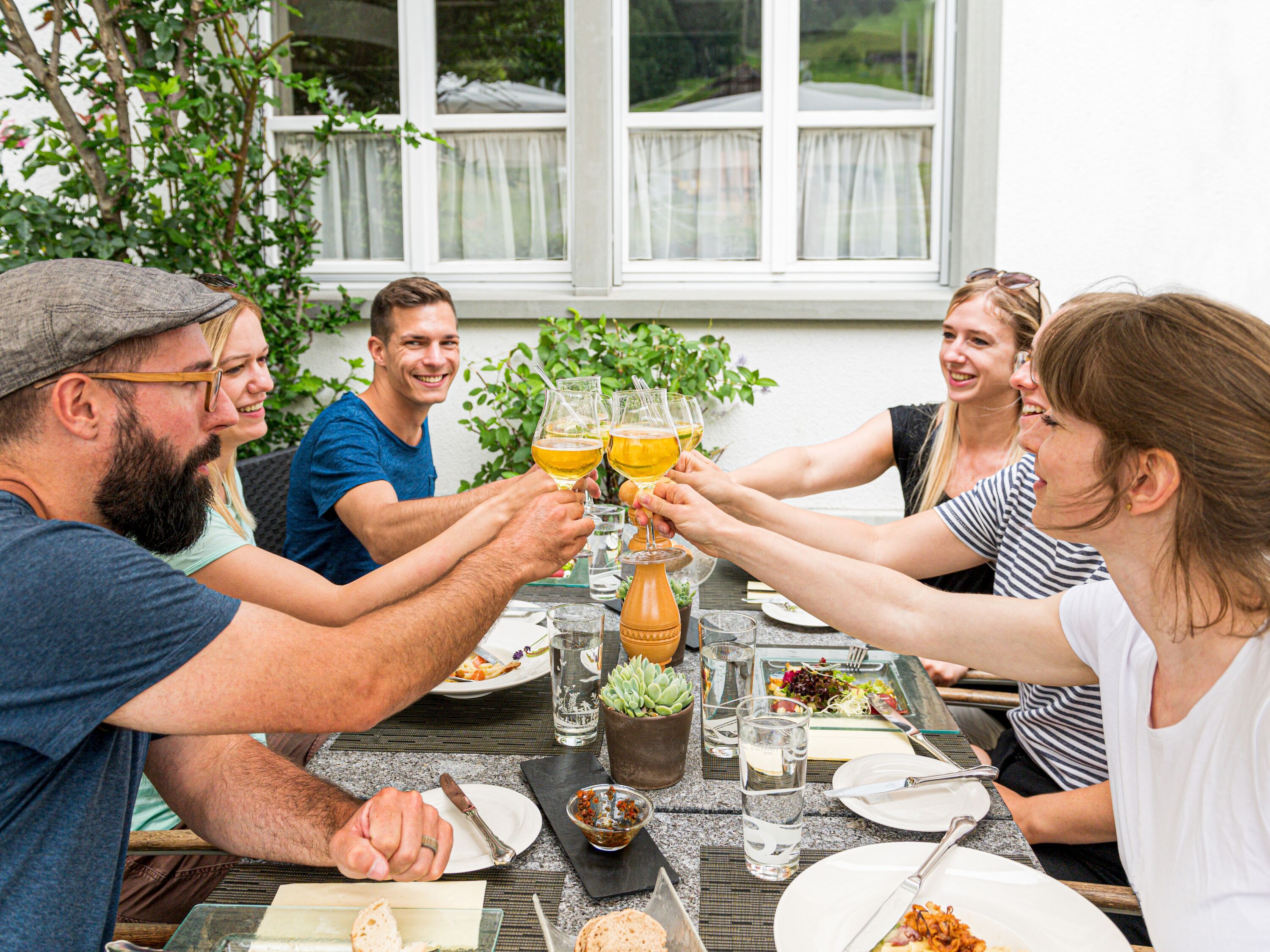 Jalan kuliner: Makan kelompok di St. Gallen, waktu bersama dan menikmati suasana di luar ruangan.