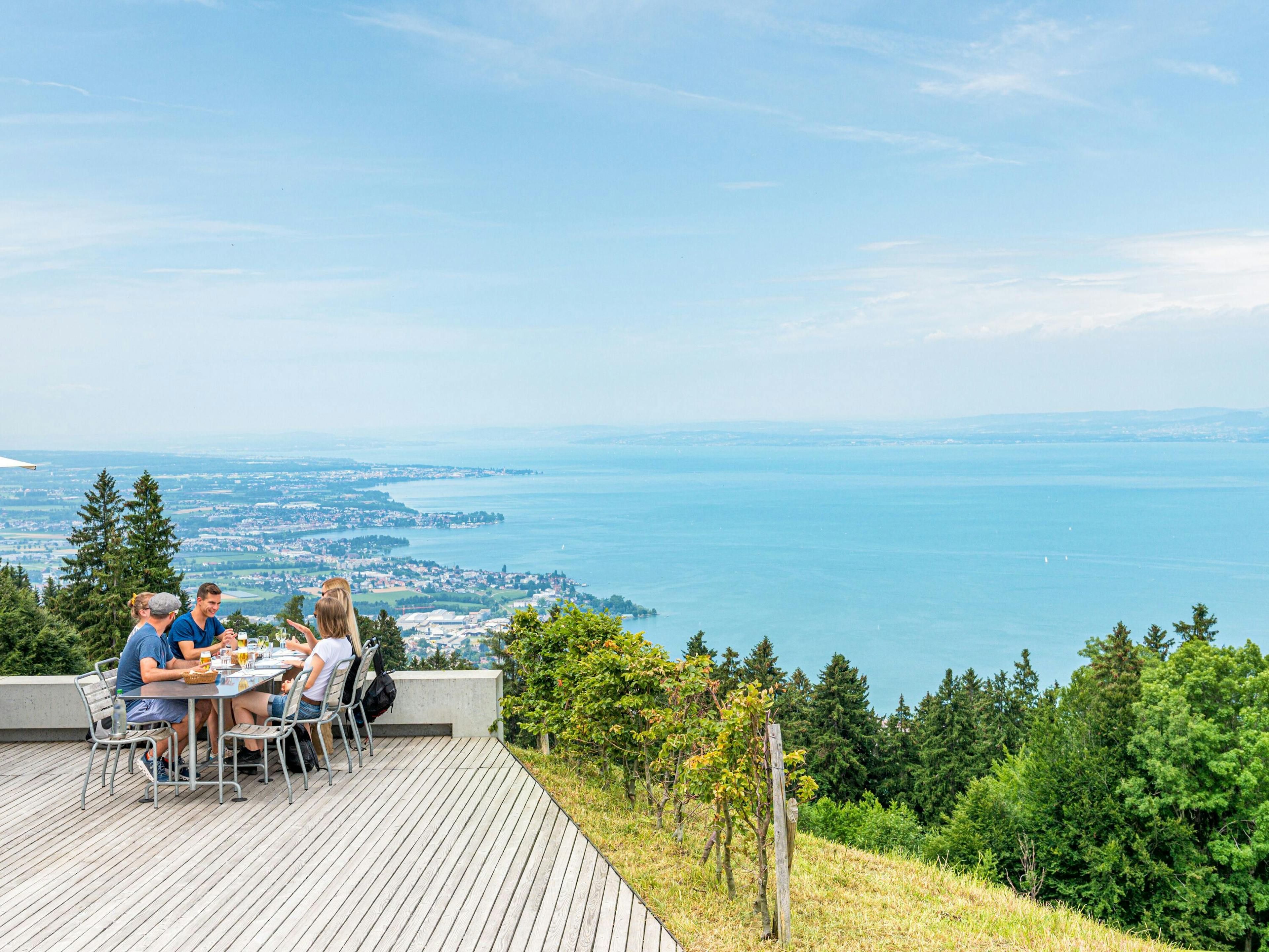 Escursione gastronomica Rossbüchel, vista sul Lago di Costanza, cucina regionale e esperienza nella natura.