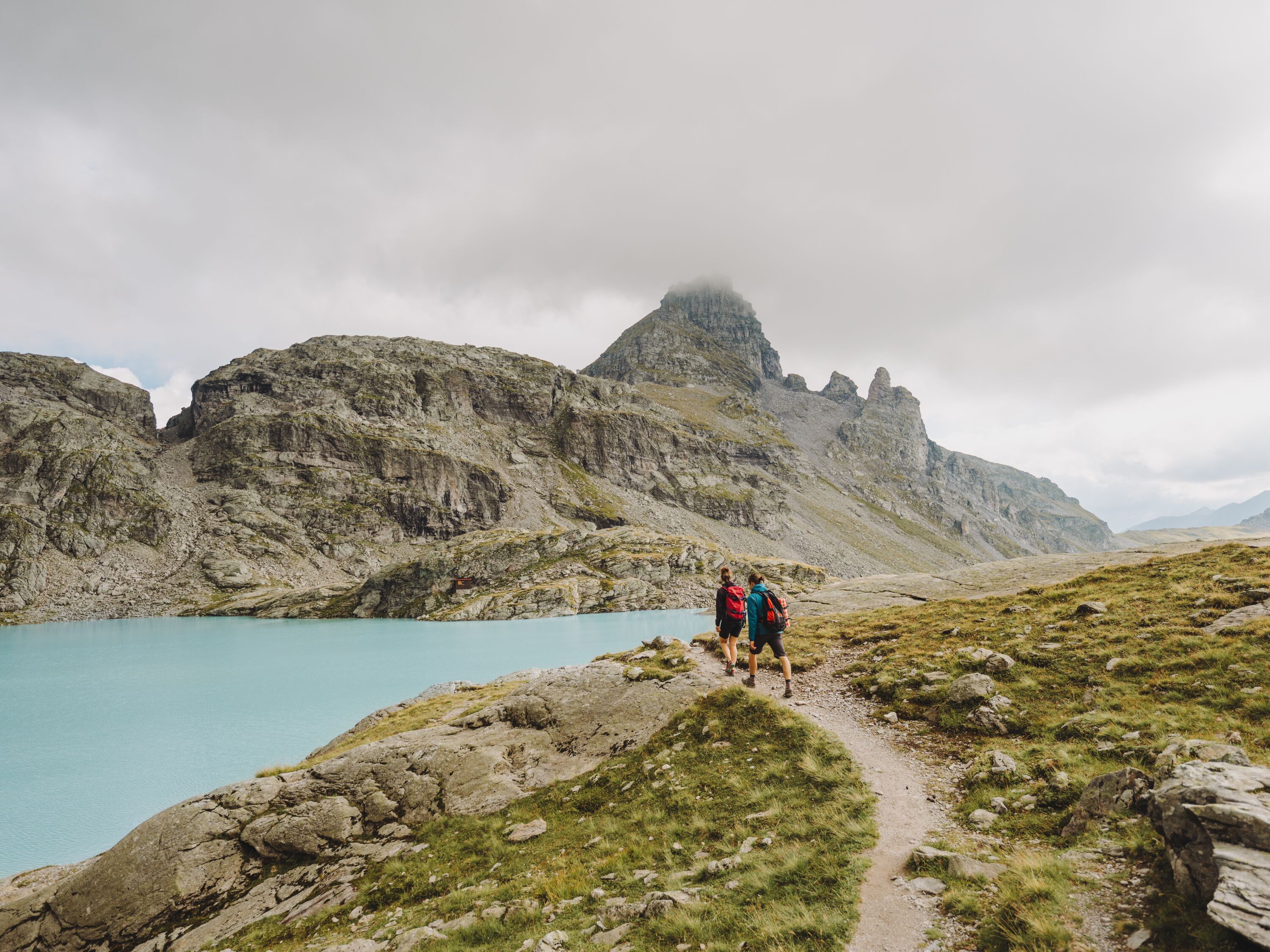 Escursione culinaria al Pizol con picnic a acqua limpida, circondati da montagne e natura.