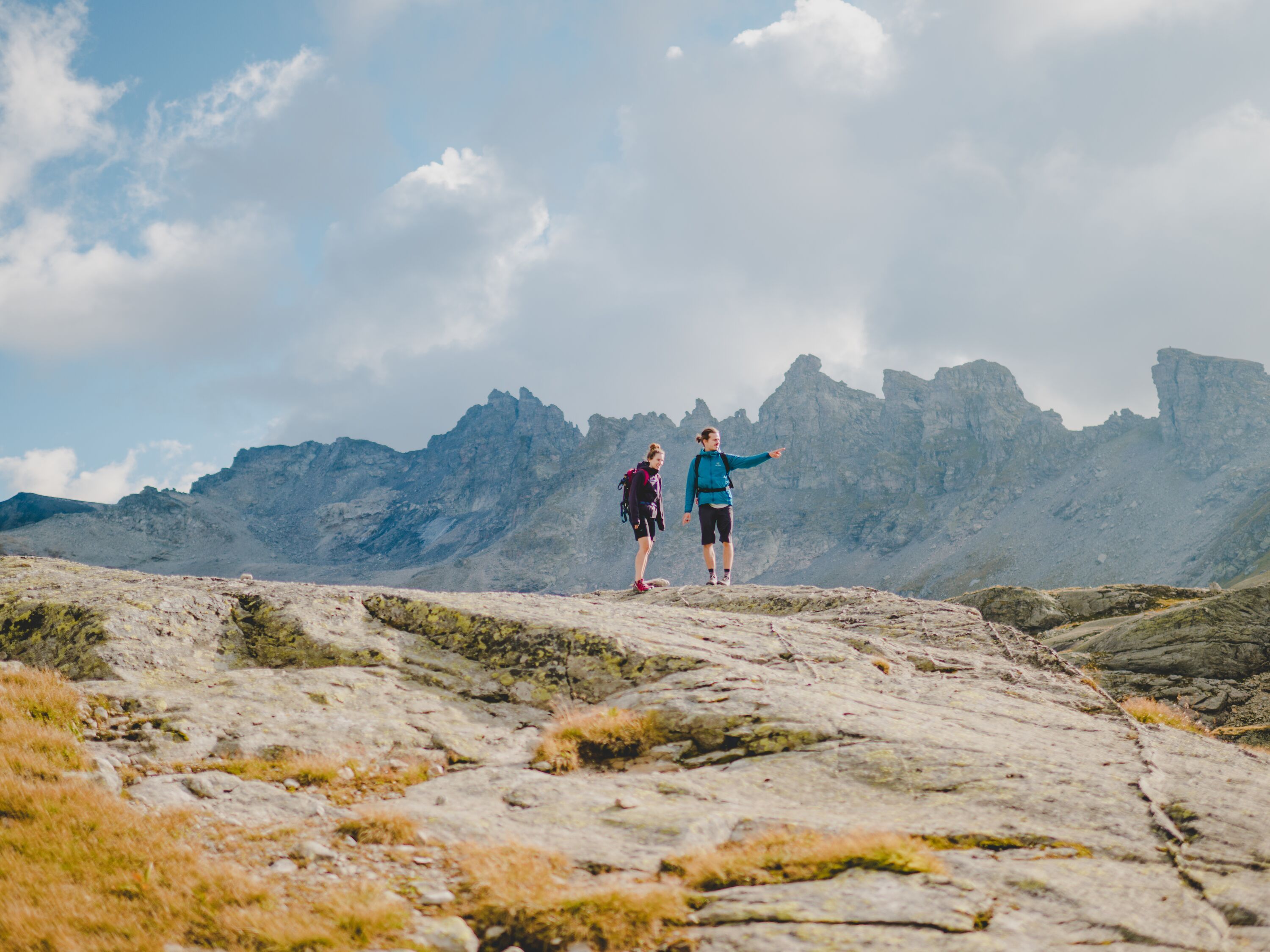 5 Laghi Escursione Pizol: I trekker godono della natura e della vista sulle montagne durante un picnic.