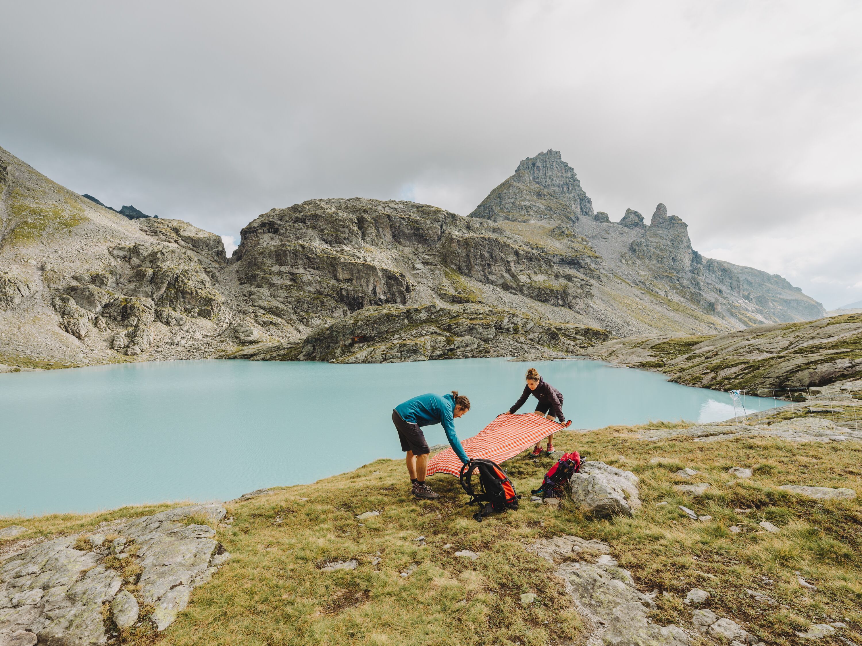 5 Laghi Escursione Pizol: Picnic al lago con vista mozzafiato sulle montagne e escursionisti.