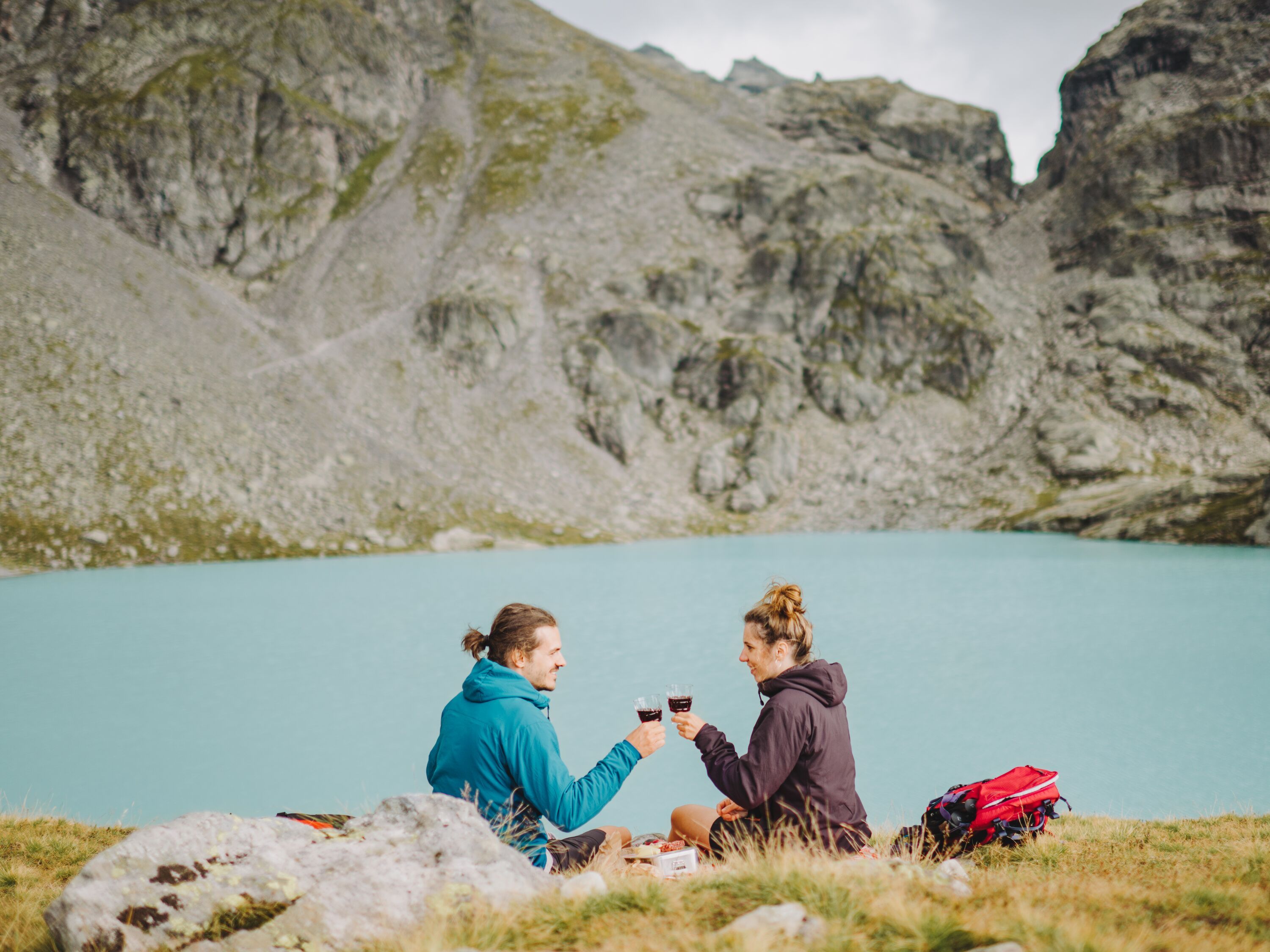 Escursione culinaria: Picnic delizioso presso il Pizolsee nella natura con gli amici.