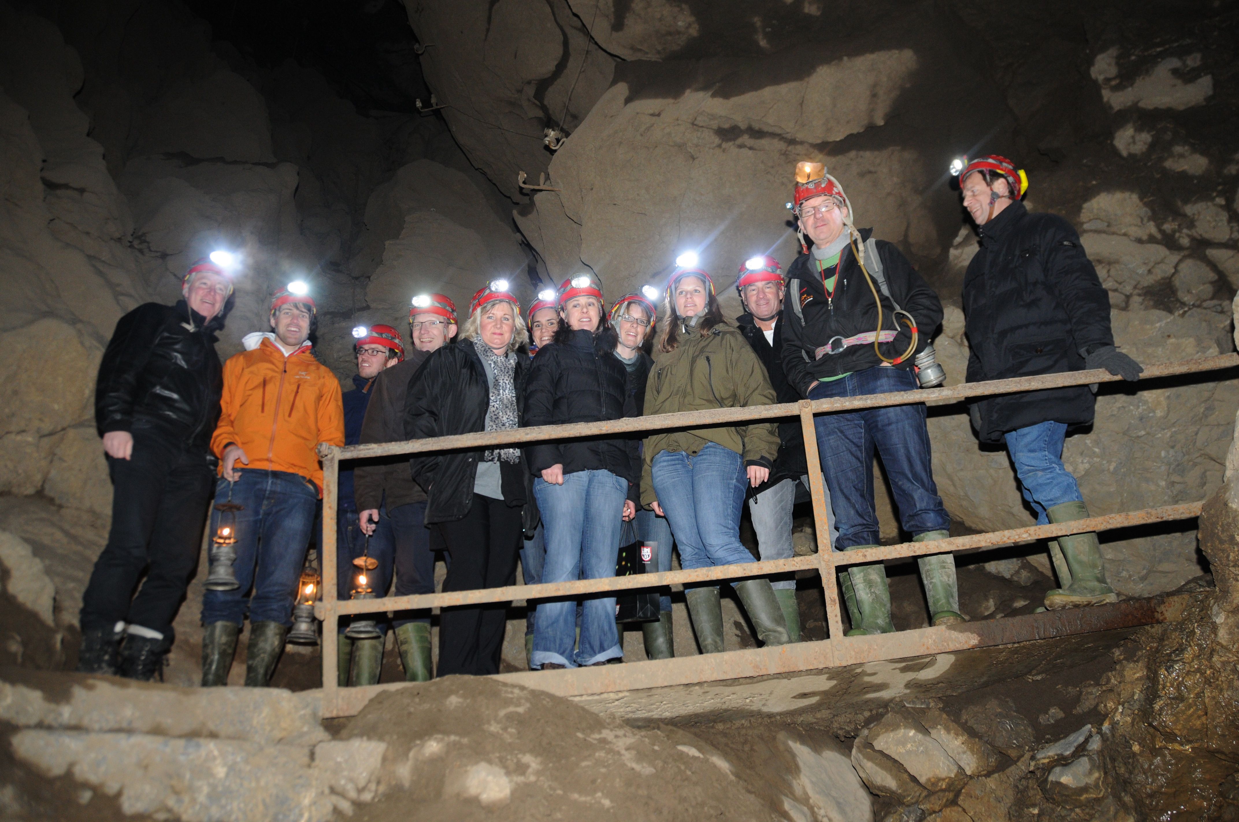 Besökargrupp med hjälmar utforskar grottsystem under Berlin, årstid oklart