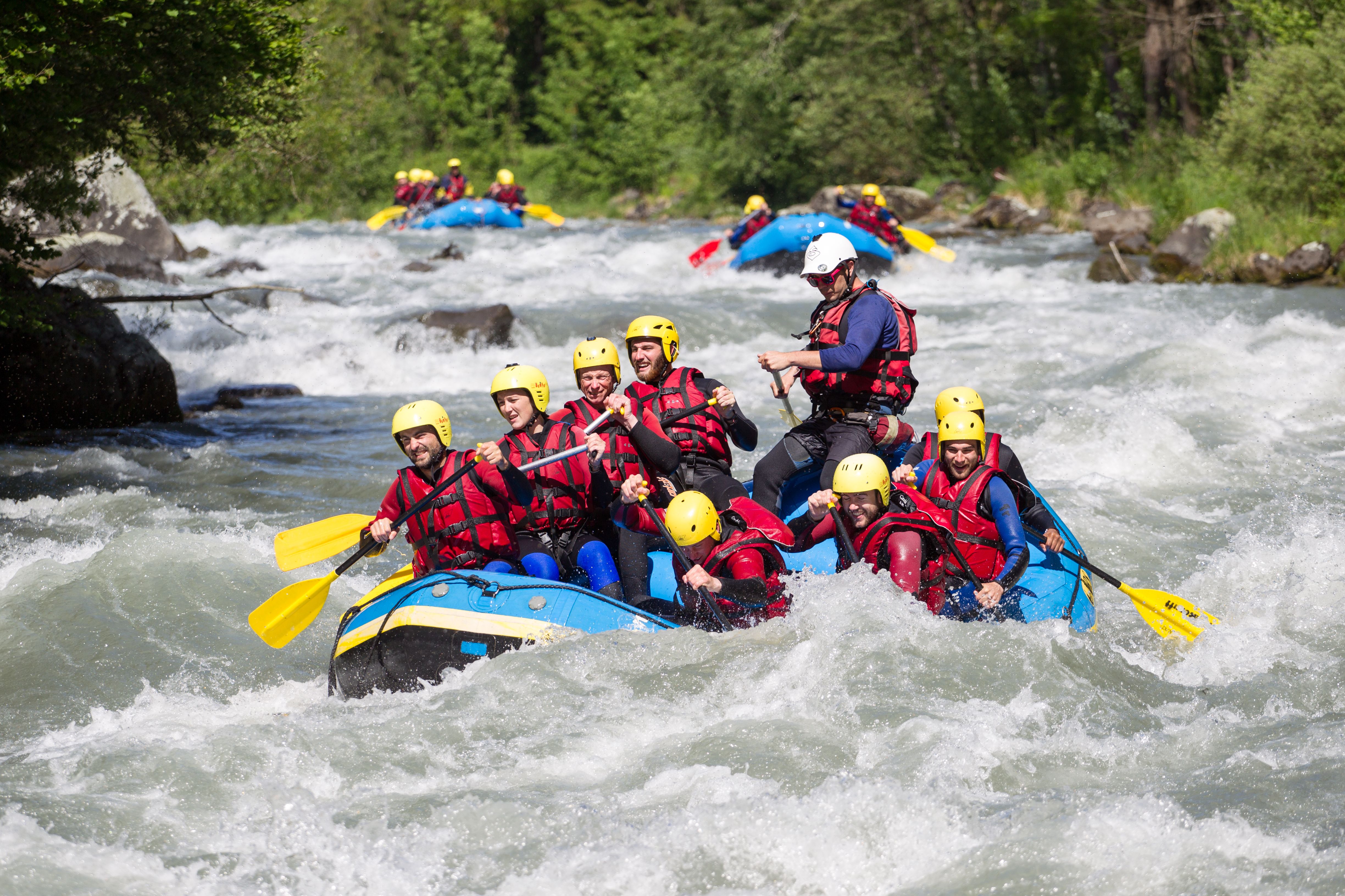 Avventura di rafting in Germania con il gruppo in un gommone su acque selvagge.