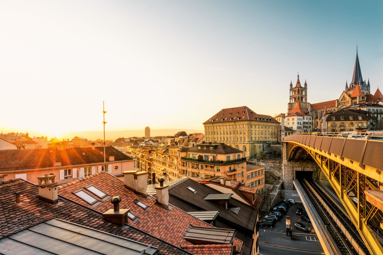 로잔 성당이 도시 위 지붕에서 일몰에 비춰진 모습