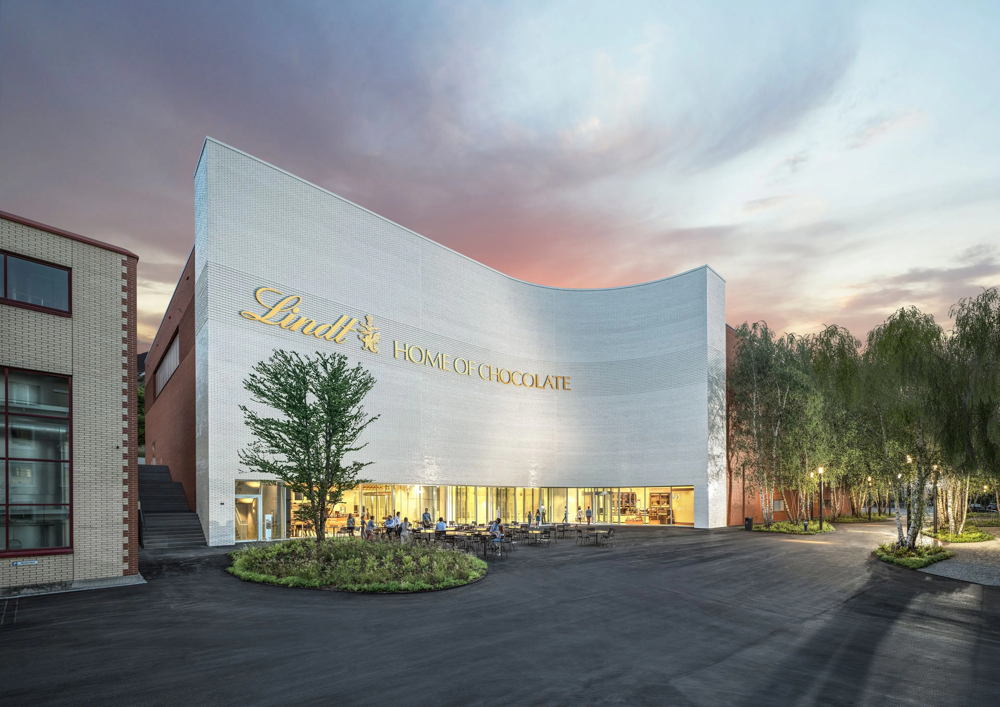 Lindt Home of Chocolate: อาคารที่ทันสมัยพร้อมกับ фасадเรียบและพื้นที่กลางแจ้งที่น่าดึงดูดในซูริค.