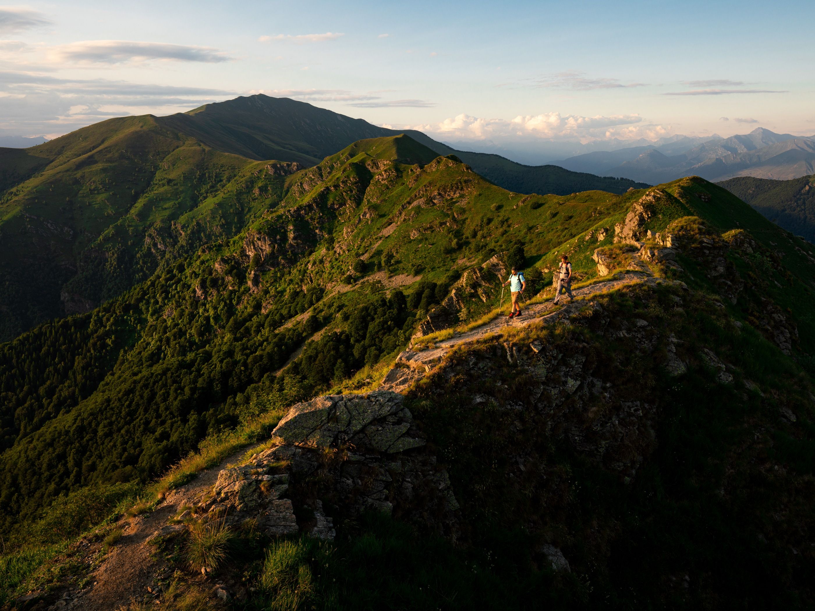 Monte Lema: Wanderer erkunden die grüne Landschaft zwischen Monte Tamaro und Miglieglia.
