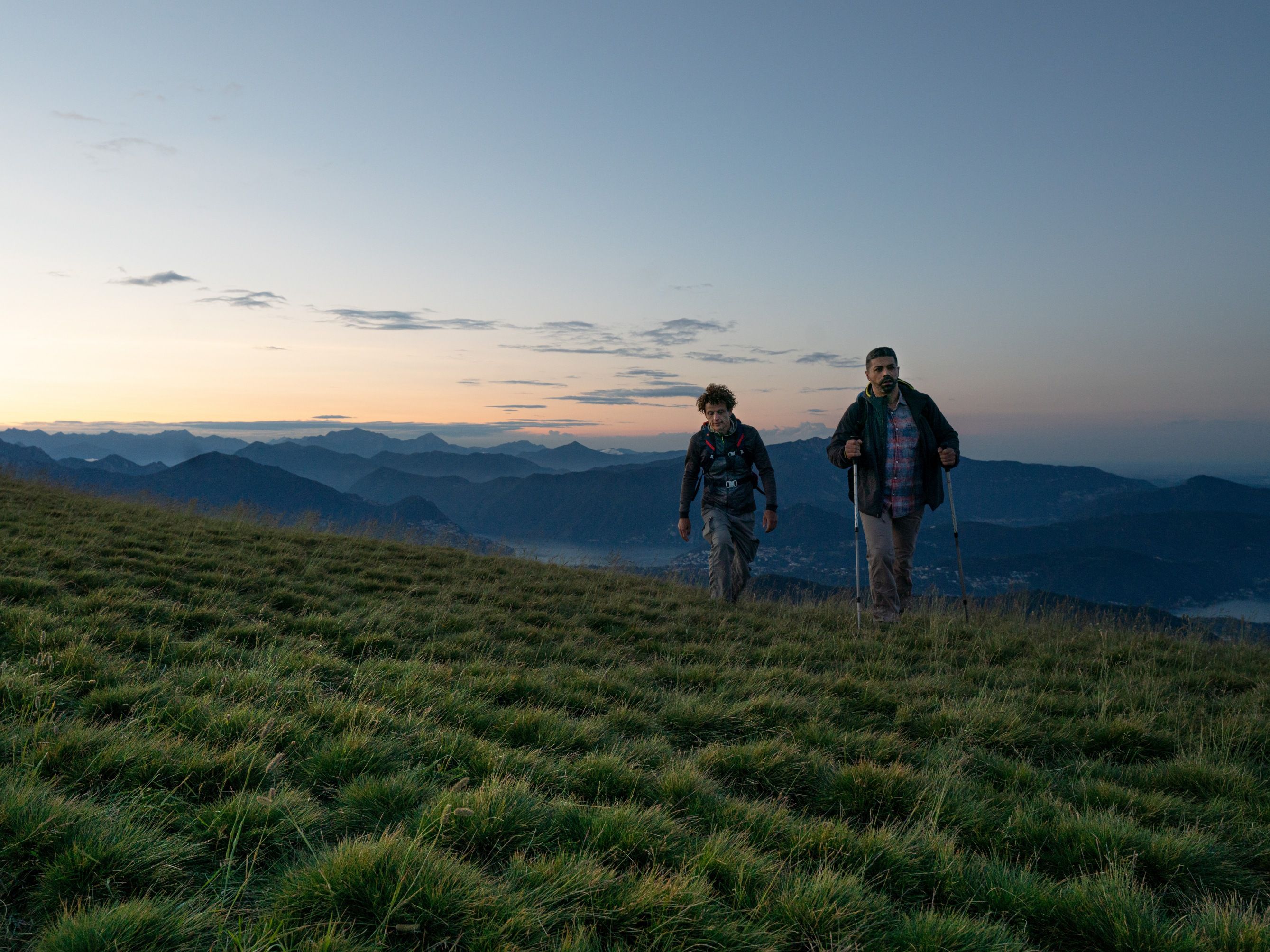 Traversasi Tamaro Lema: Pengembara meneroka alam semula jadi dan gunung-ganang di Miglieglia saat matahari terbenam.
