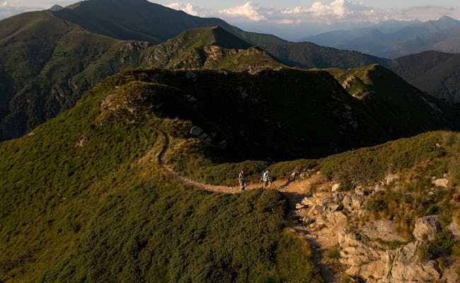 Wędrówki: piękny krajobraz górski od Monte Tamaro do Monte Lema, idealny dla miłośników natury i pieszych wędrówek.
