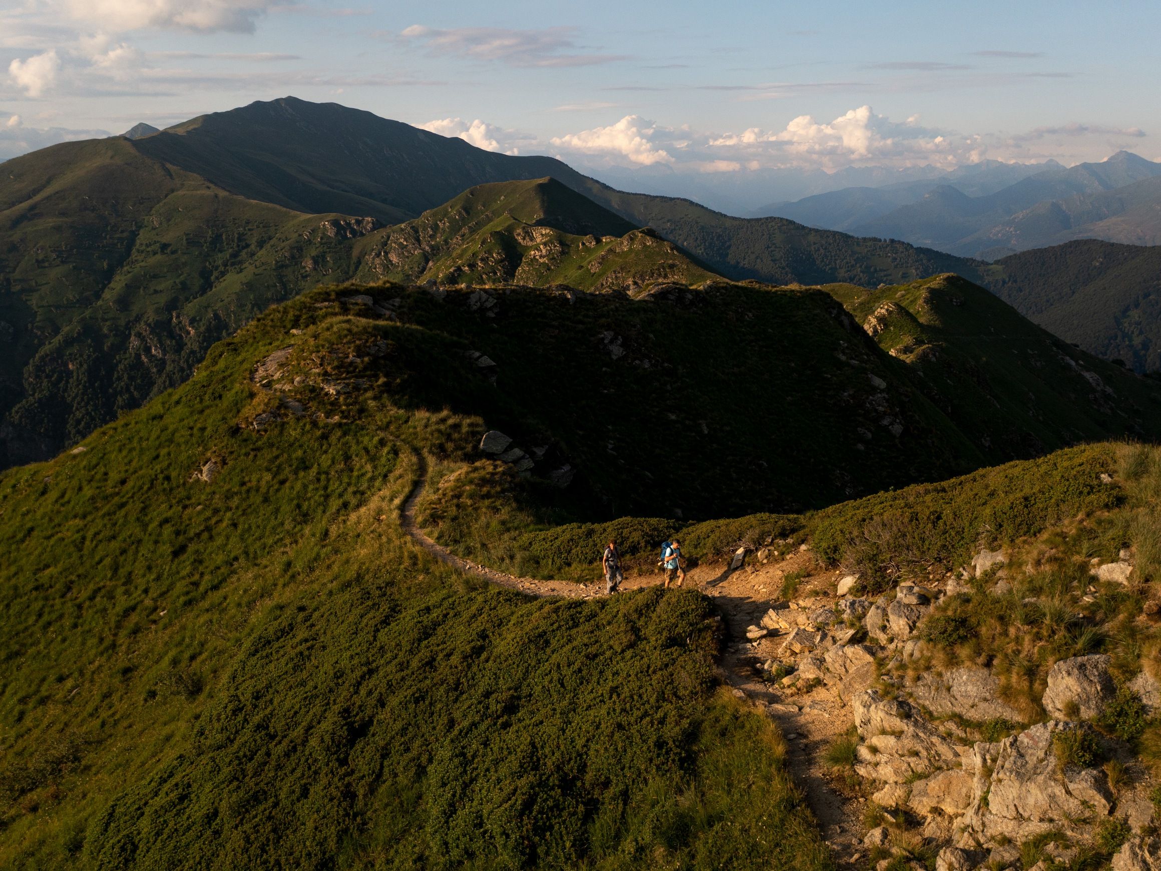 Laluan Tamaro Lema: Mendaki di alam semula jadi dengan gunung yang menakjubkan pada musim panas.