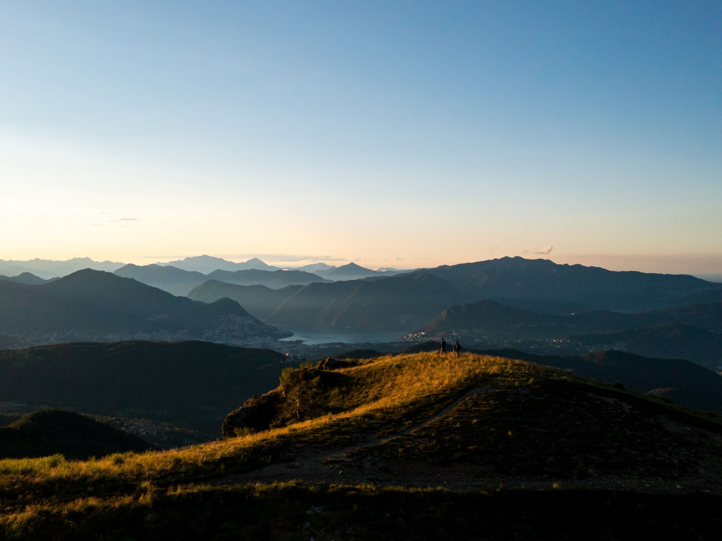 Perjalanan Tamaro Lema – panorama gunung dan alam semula jadi saat senja.