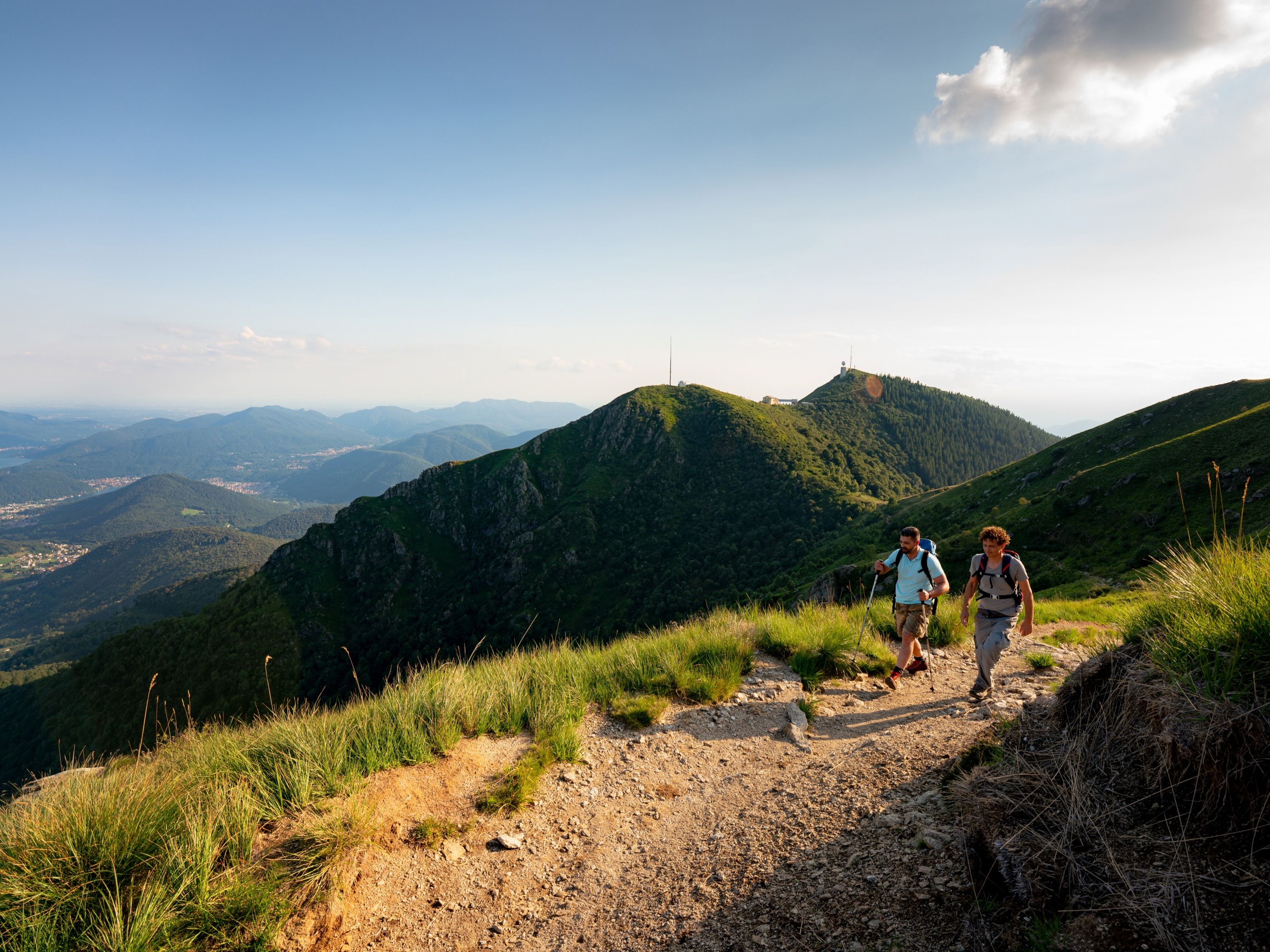 Perjalanan Tamaro Lema: Penjelajah di jalan yang menakjubkan dengan alam semula jadi, gunung-gunung, dan aktiviti musim panas.