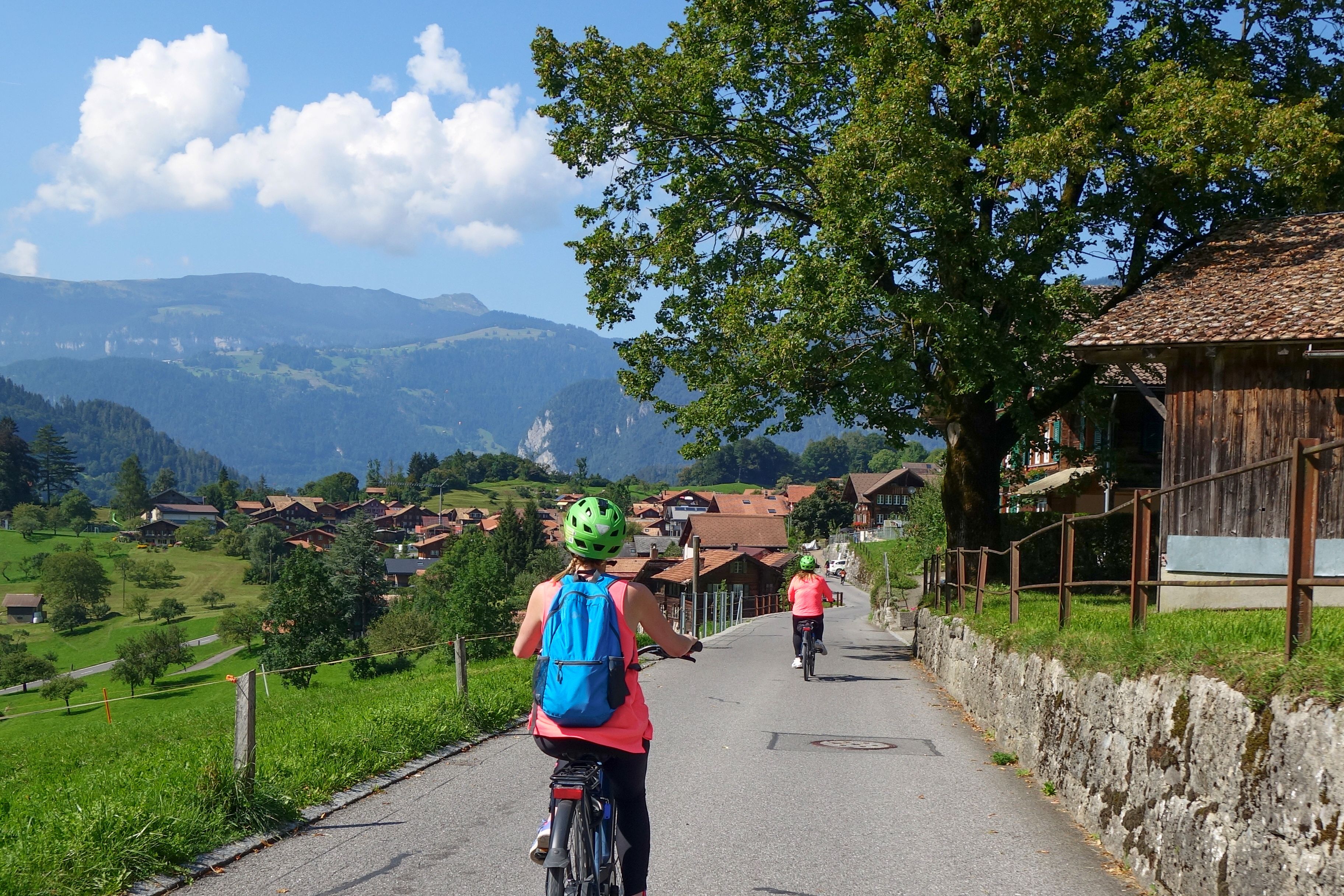 ทัวร์ปั่นจักรยาน Lauterbrunnen Interlaken กับนักปั่นบนถนนชนบท