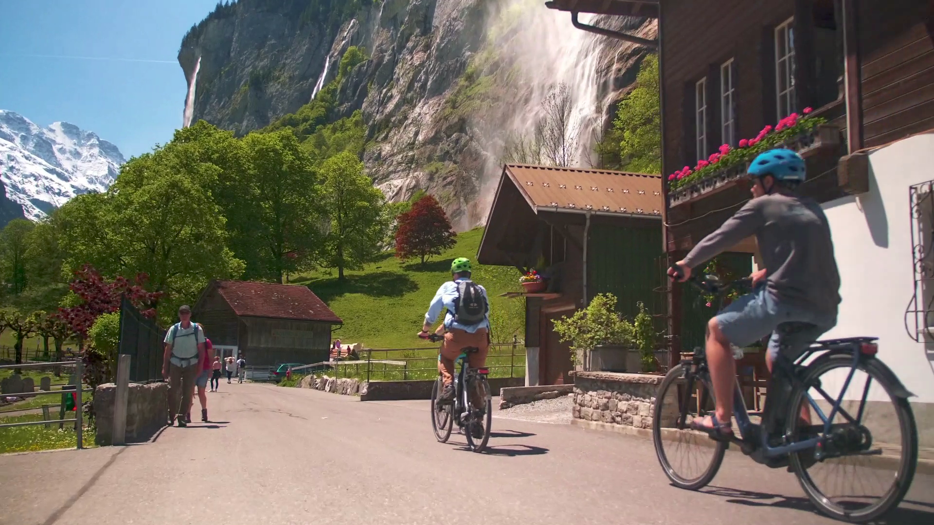 การท่องเที่ยว E-Bike ที่ Lauterbrunnen กับนักปั่นจักรยาน, น้ำตกและภูมิทัศน์ภูเขา