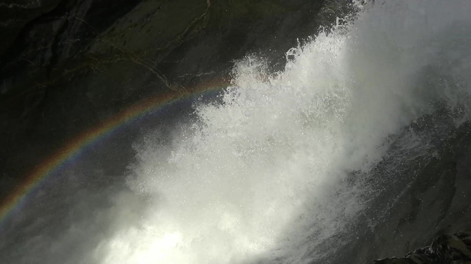 น้ำตก Trümmelbachfälle พร้อมสายรุ้ง