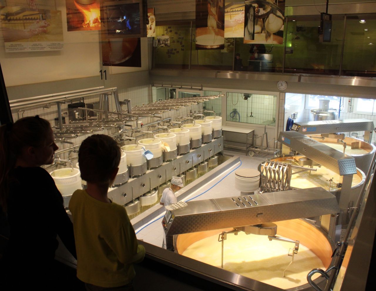 Fabrika e Djathit Gruyères me prodhim djathi dhe vizitorë