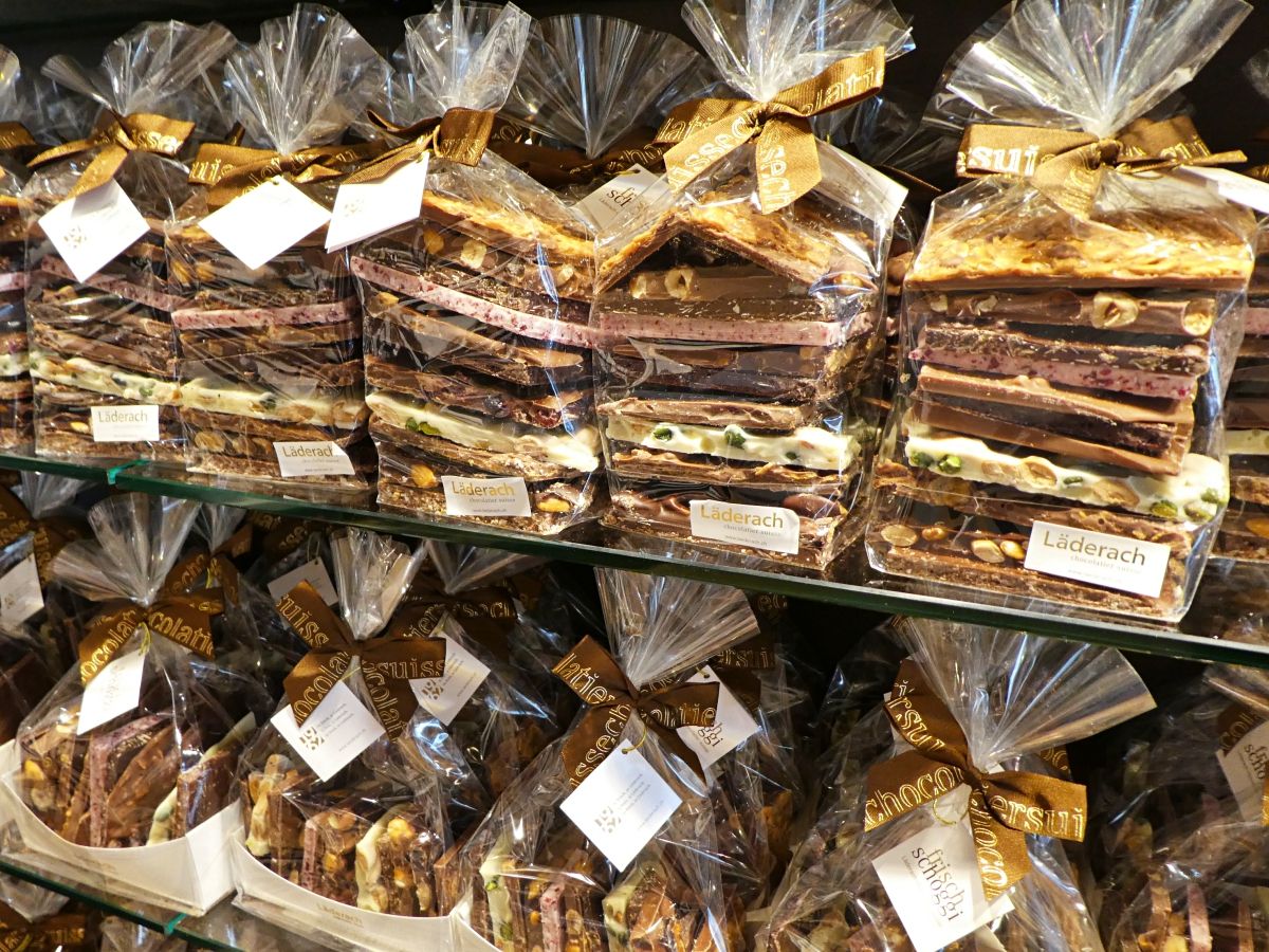 Läderach chokoladeknækkeri i elegante emballager i butikken
