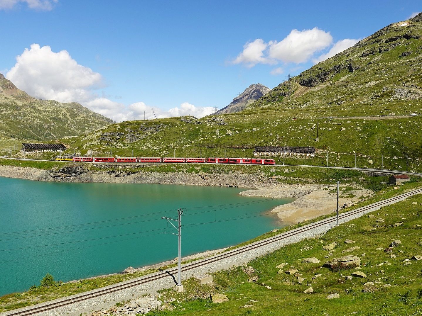 Biwaxen: Utsikt över den smaragdgröna sjön och de omgivande bergen i Schweiz
