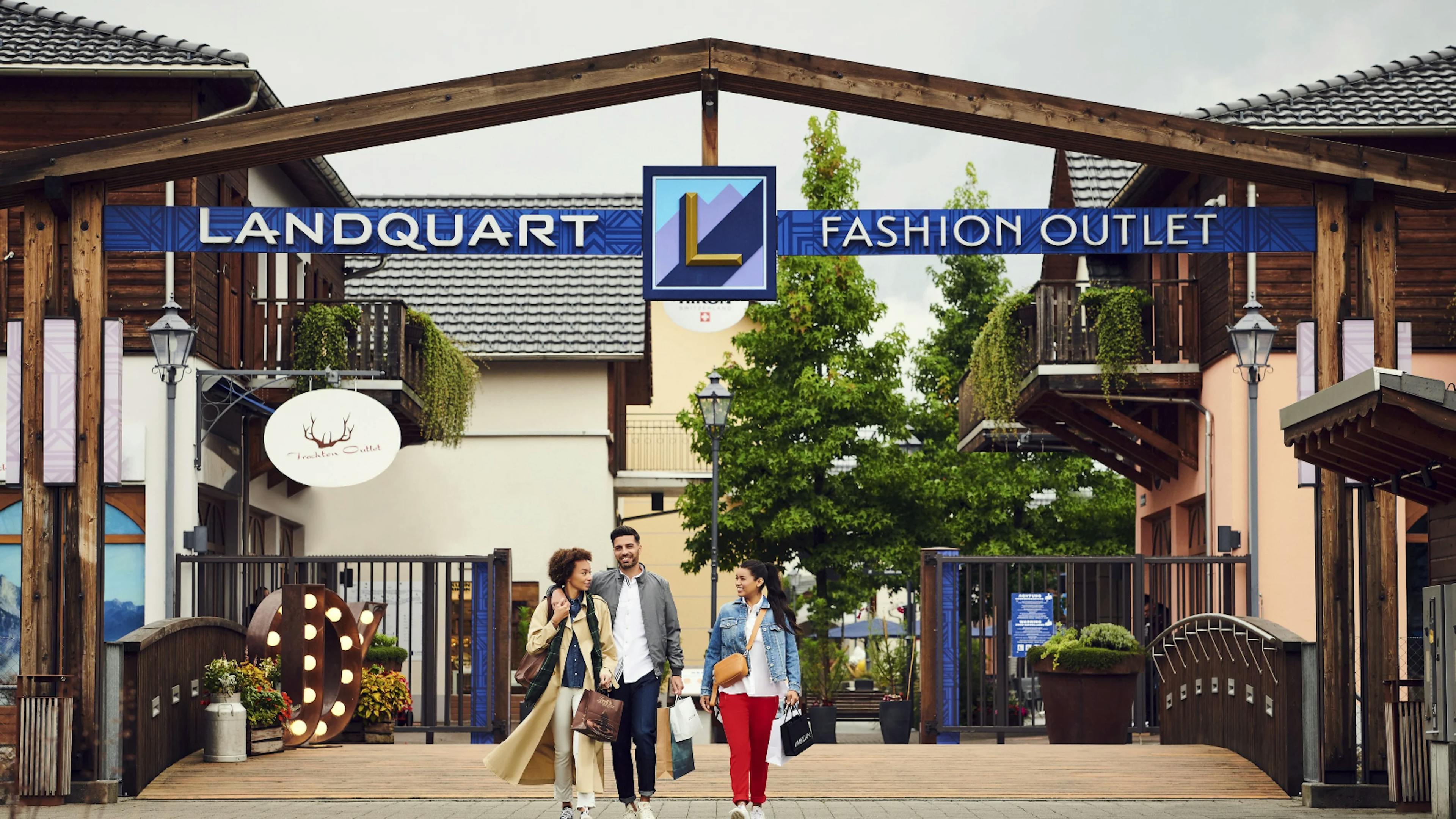 Landquart Fashion Outlet con visitantes que compran