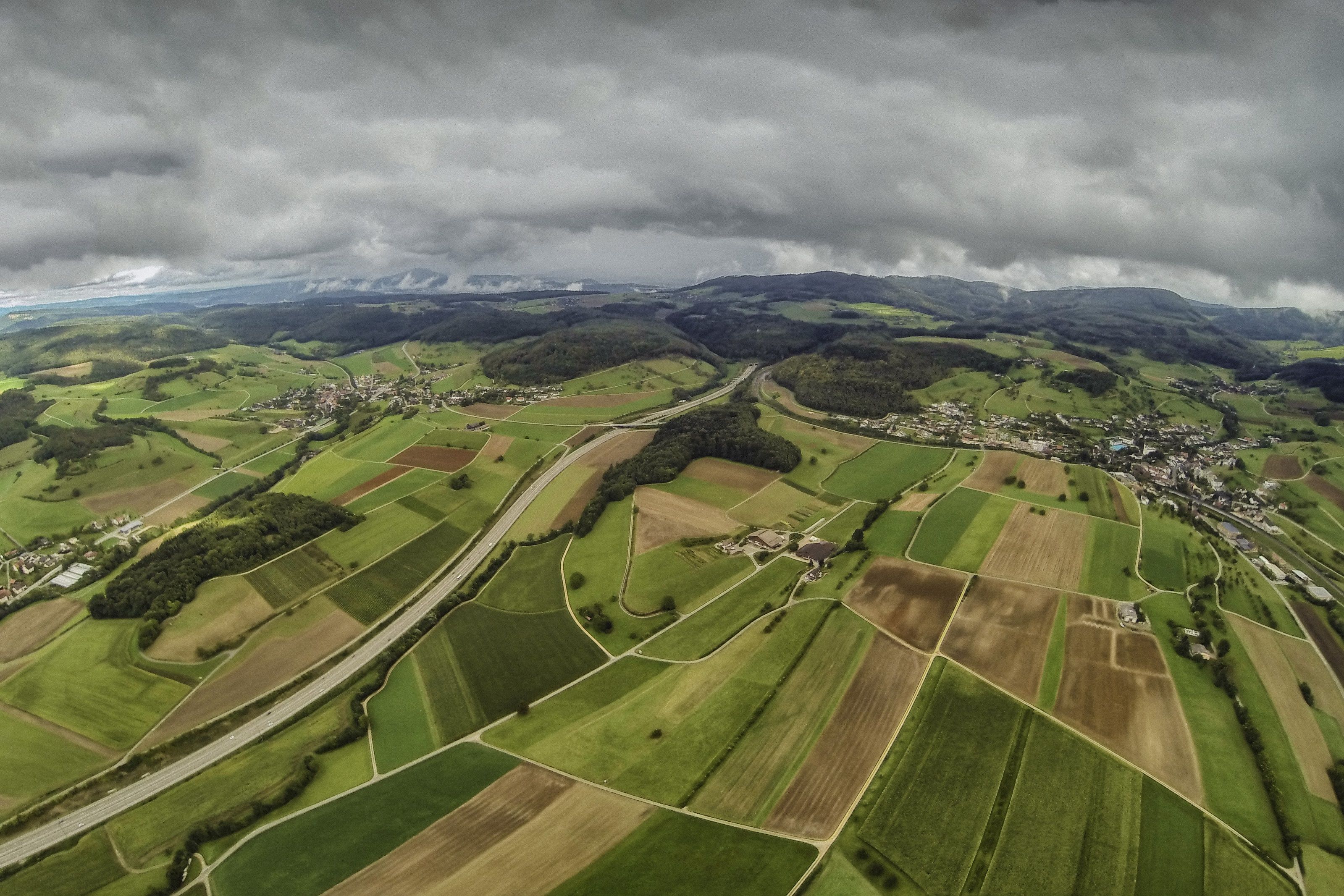 Zeihen Böztal: Zelená pole a zvlněná krajina v Juraparku Aargau.