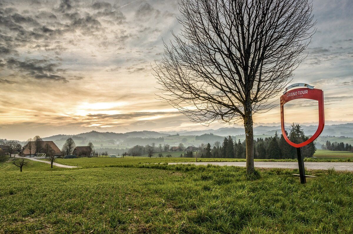 Landschap bij Bern, tijdens een dagtrip, met bomen en heuvels op de achtergrond