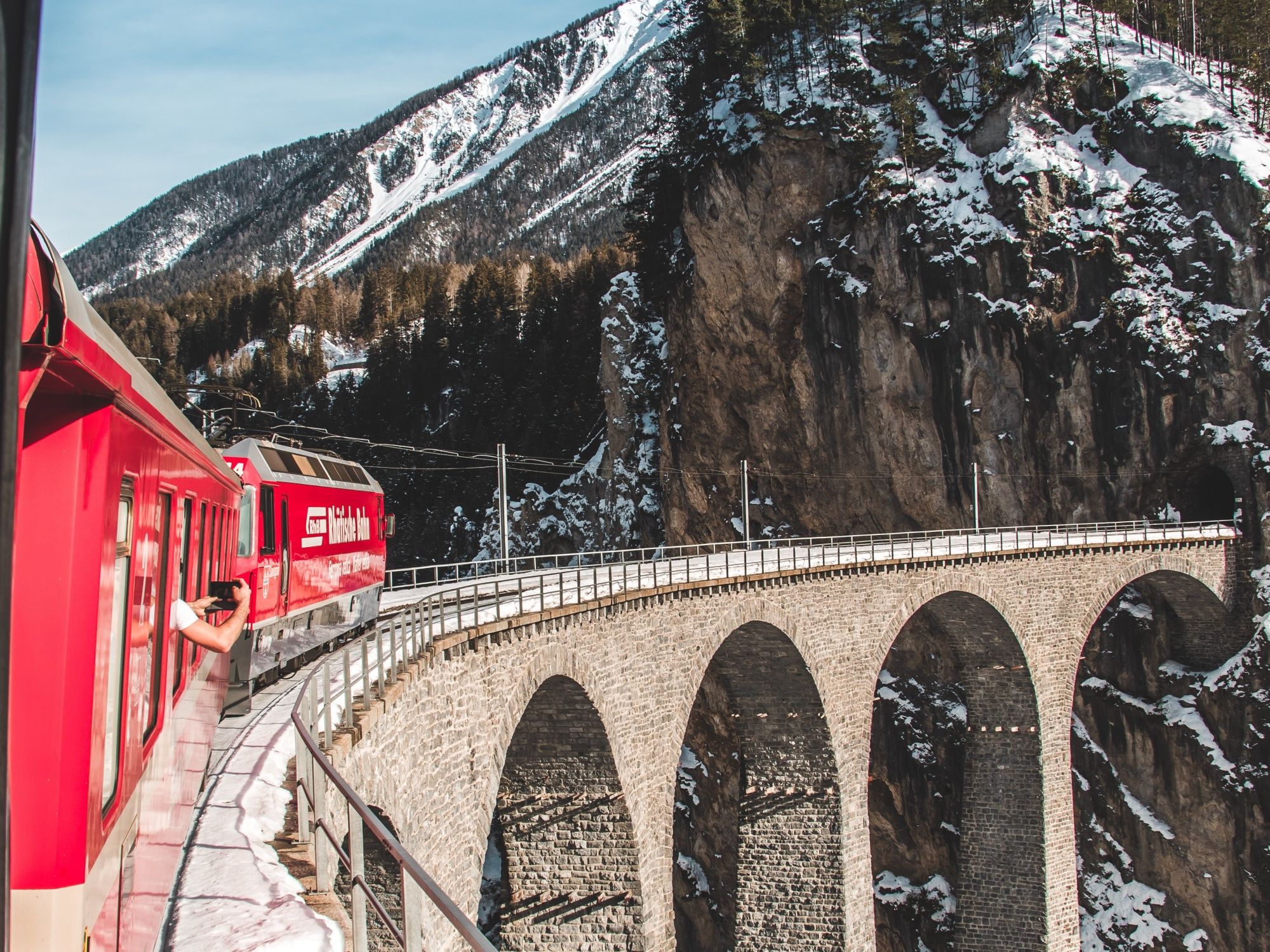 Landwasserviadukt: vista impressionante sul ponte ferroviario nel paesaggio invernale della Svizzera