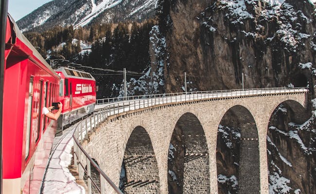 Viaducto de Landwasser: Viaje en tren de Chur a St. Moritz con impresionantes vistas de las montañas.