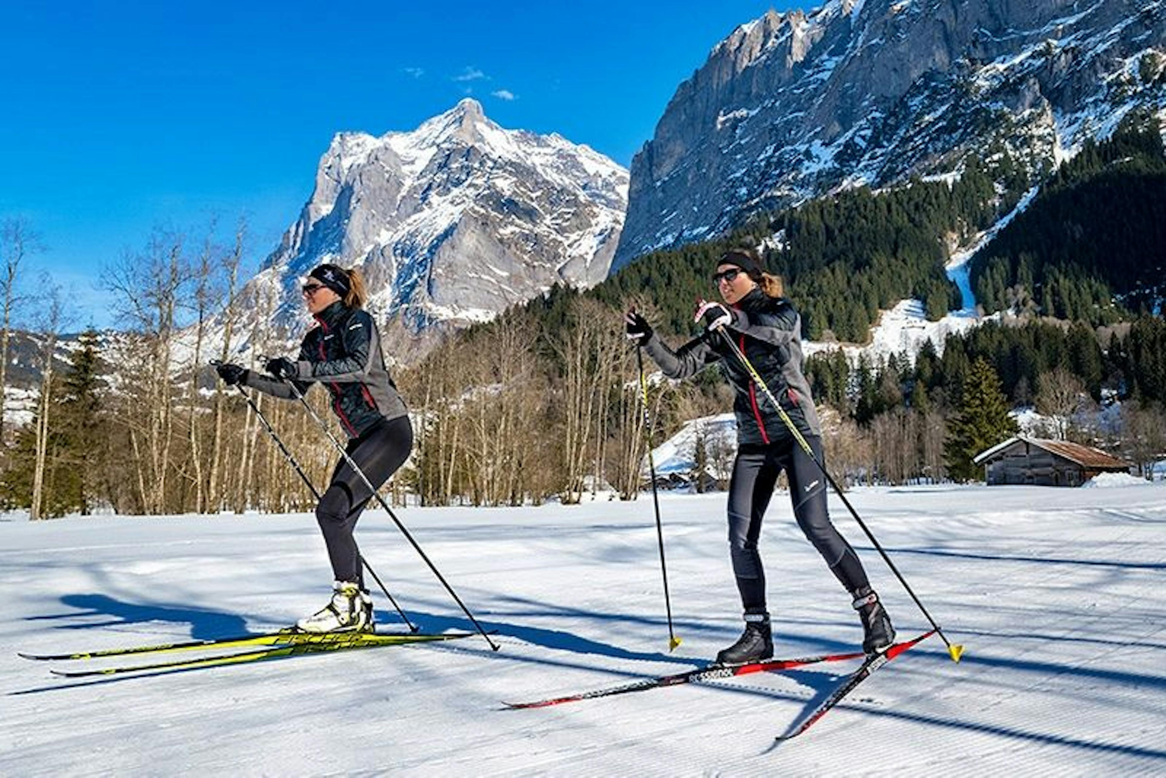 Langlauf Grindelwald - Sportlerinnen beim Skifahren in den Bergen