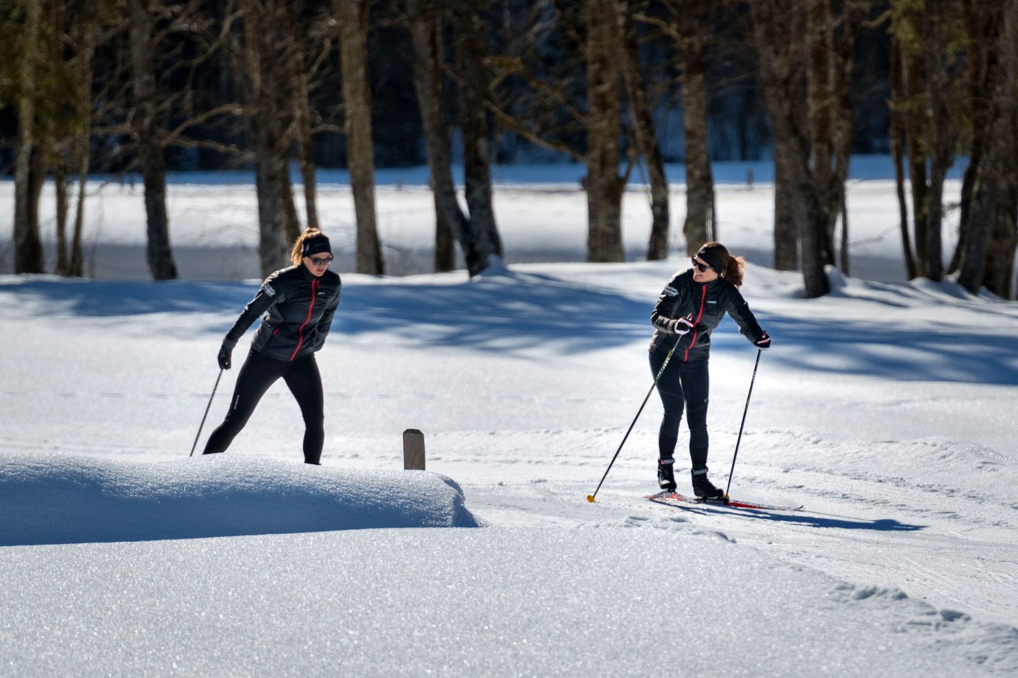 グリンデルワルトでの雪の中の女性二人とのクロスカントリースキーのプライベートレッスン