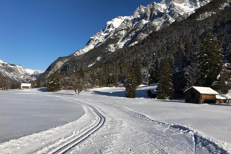 Langrenn i et vinterlandskap med løypenett og hytter, perfekt for utendørs eventyr.