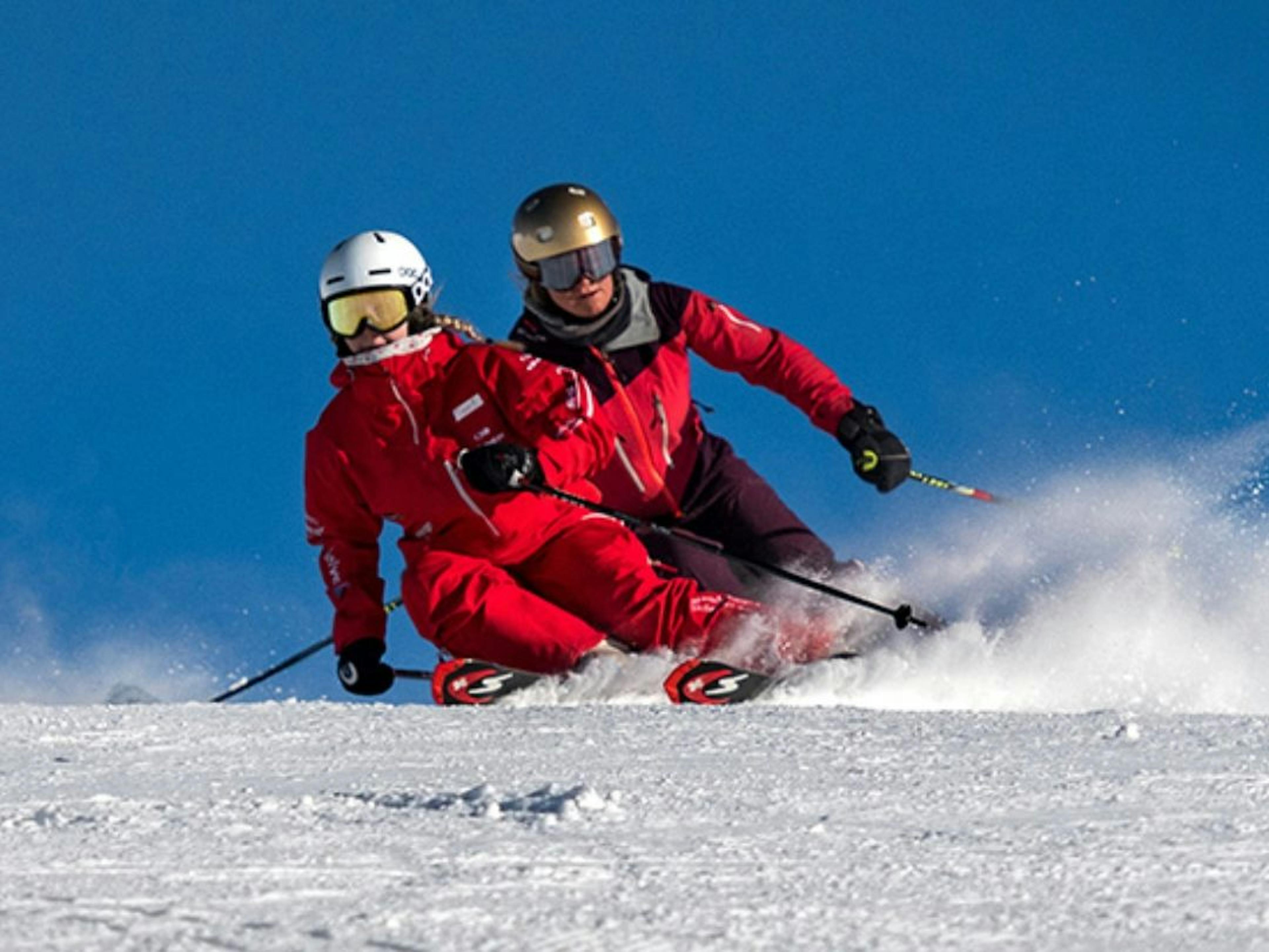 Lauberhorn Challenge: Skifahren mit Freunden in schneebedeckter Winterlandschaft.