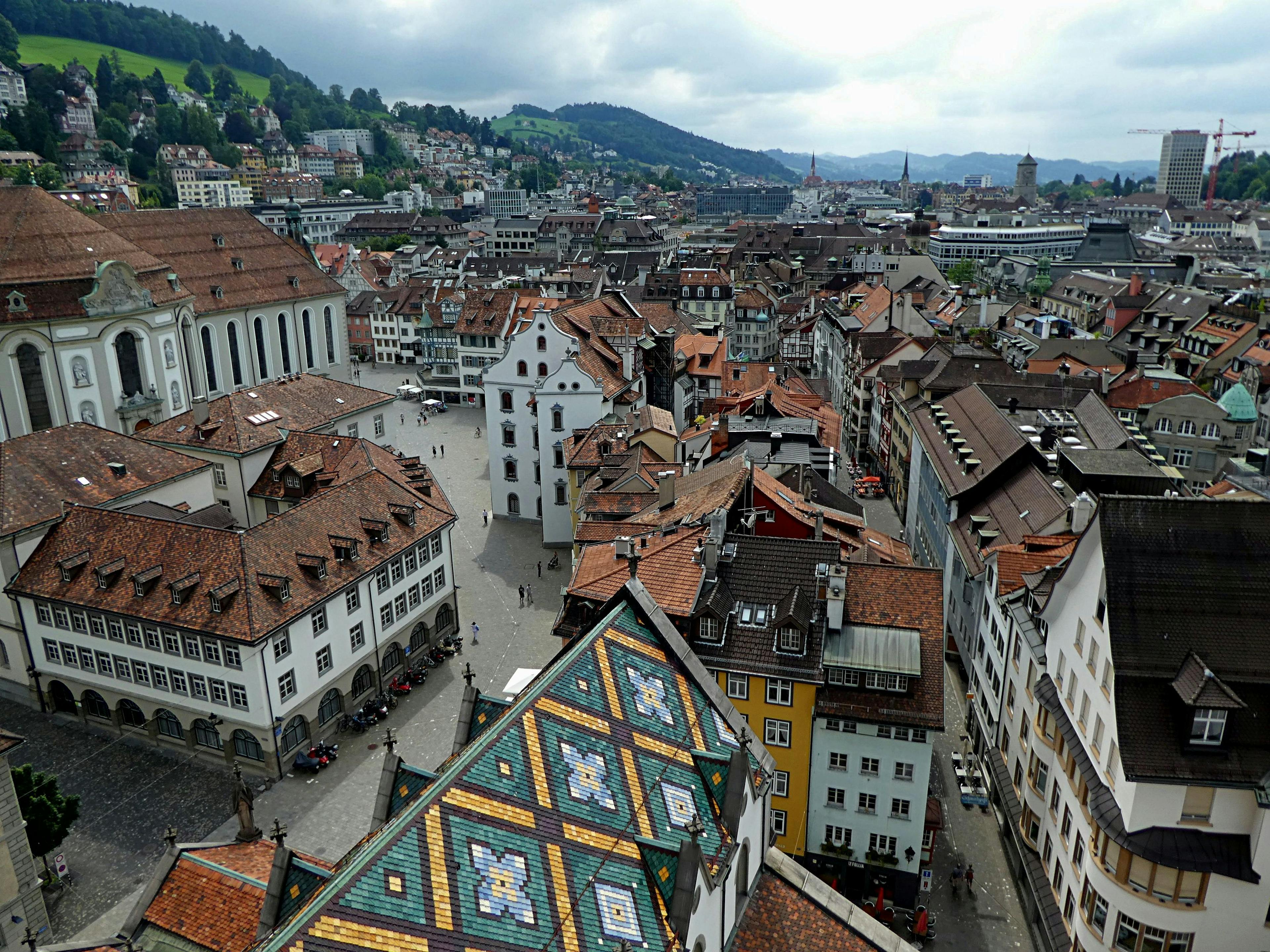 Iglesia de Laurenzen: impresionante vista de la ciudad con arquitectura en Lucerna, edificios históricos y una atmósfera vibrante.